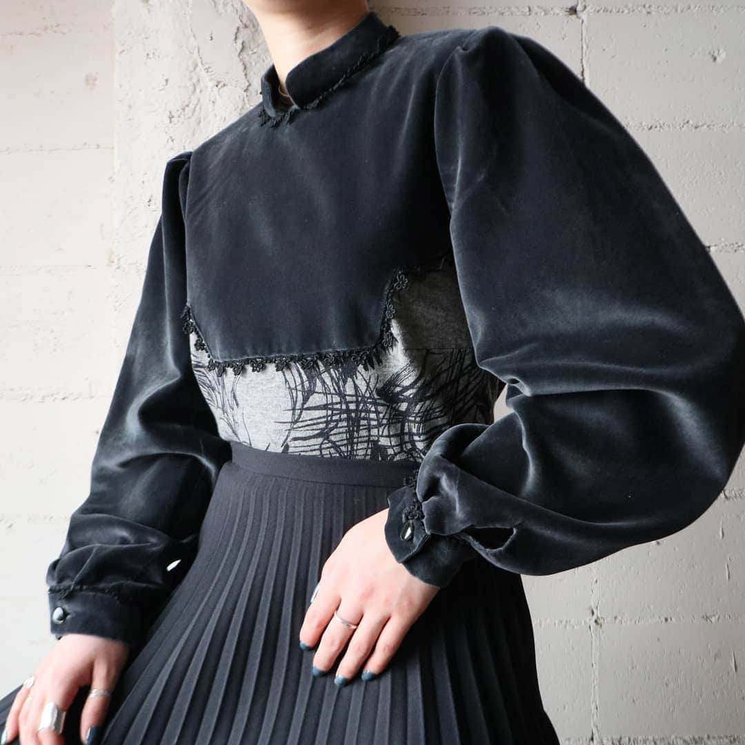 吉祥寺 古着屋 Orfeoのインスタグラム：「Velour Pattern Blouse  . #orfeo #kichijoji #tokyo #vintage #used #fashion #coordinate #outfit . . .  お問い合わせはインスタグラムのプロフィール掲載のメールアドレスにお願いいたします。コメント、DMでのお問い合わせは受け付けておりませんのでご了承ください。 ONLINE SHOPの商品も店頭にてご購入頂けます。気になる商品がございましたらスタッフにお声掛けください。  新型コロナウィルス感染拡大防止策を徹底した上で営業をしております。マスクの着用、入店時にアルコールでの消毒をお願いいたします。」
