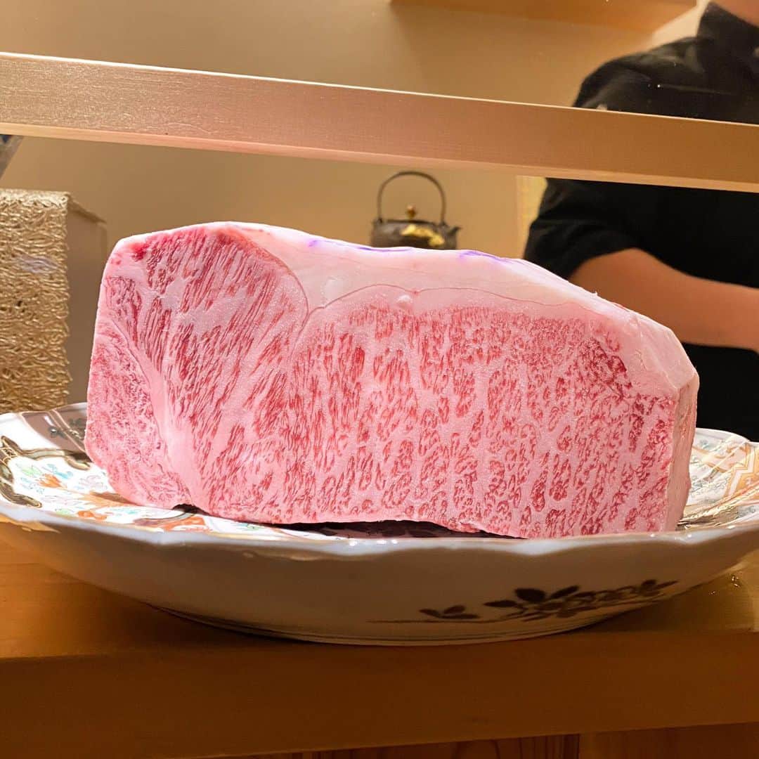 東京外食女さんのインスタグラム写真 - (東京外食女Instagram)「#東京肉しゃぶ家 #新宿 . . 私がとってもとっても 大好きなしゃぶしゃぶ屋さん！ . 貴重な但馬牛を安心して 食べられるお店さんです。 . . まずなんといっても店主の ちゅんしんさんの 真面目で直向きな料理魂が 食材を最高に美味しくしています。 . . 真面目な方のお店は 居心地がよくて貴重です！ . . たった12度で溶け始める 上質な脂がサシで入っています。 . 一般的な輸入牛はだいたい50度で 溶けると言われているので この差は歴然！ . . 一度味わってみたいと思いませんか。 . . . ポン酢や胡麻だれも手作り、 何度も書くたびに お伝えしてますが、 毎回毎回美味しくなってます。 . . . 少し苦手だったしゃぶしゃぶを 好きになれたお店です。 . . コースの量は相変わらず マグナム級ですが お腹いっぱい美味しい 高級食材を食べたい！という方には おすすめでしかない推し店。 . . 1投稿じゃ載せきれない。 . . .  今年は新事業の 豚専門店も始まったそうなので 近々さっそく突入してきます！ . . お楽しみに！ . . #東京しゃぶしゃぶ #東京グルメ #しゃぶしゃぶ #東京外食女 #いい店員さんがいるお店  #shabushabu  #japanesefood  #japaneseculture」1月13日 16時36分 - himeno_0729