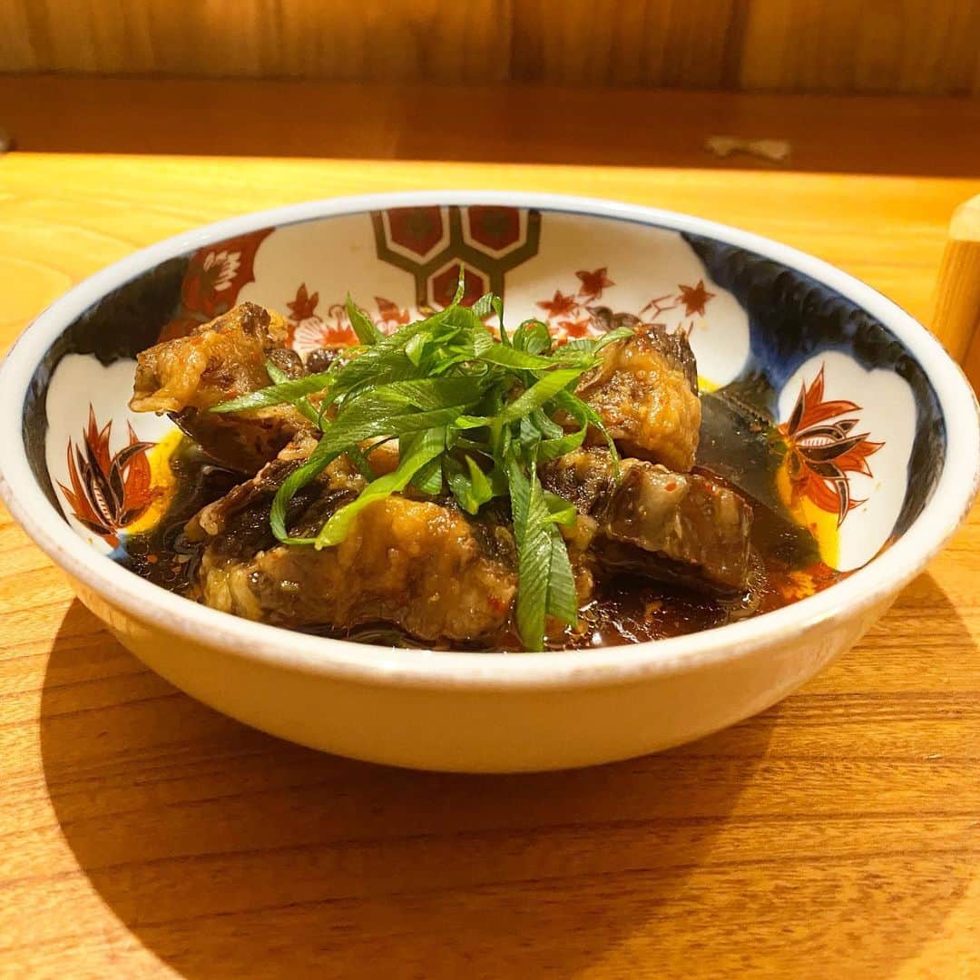 東京外食女さんのインスタグラム写真 - (東京外食女Instagram)「#東京肉しゃぶ家 #新宿 . . 私がとってもとっても 大好きなしゃぶしゃぶ屋さん！ . 貴重な但馬牛を安心して 食べられるお店さんです。 . . まずなんといっても店主の ちゅんしんさんの 真面目で直向きな料理魂が 食材を最高に美味しくしています。 . . 真面目な方のお店は 居心地がよくて貴重です！ . . たった12度で溶け始める 上質な脂がサシで入っています。 . 一般的な輸入牛はだいたい50度で 溶けると言われているので この差は歴然！ . . 一度味わってみたいと思いませんか。 . . . ポン酢や胡麻だれも手作り、 何度も書くたびに お伝えしてますが、 毎回毎回美味しくなってます。 . . . 少し苦手だったしゃぶしゃぶを 好きになれたお店です。 . . コースの量は相変わらず マグナム級ですが お腹いっぱい美味しい 高級食材を食べたい！という方には おすすめでしかない推し店。 . . 1投稿じゃ載せきれない。 . . .  今年は新事業の 豚専門店も始まったそうなので 近々さっそく突入してきます！ . . お楽しみに！ . . #東京しゃぶしゃぶ #東京グルメ #しゃぶしゃぶ #東京外食女 #いい店員さんがいるお店  #shabushabu  #japanesefood  #japaneseculture」1月13日 16時36分 - himeno_0729