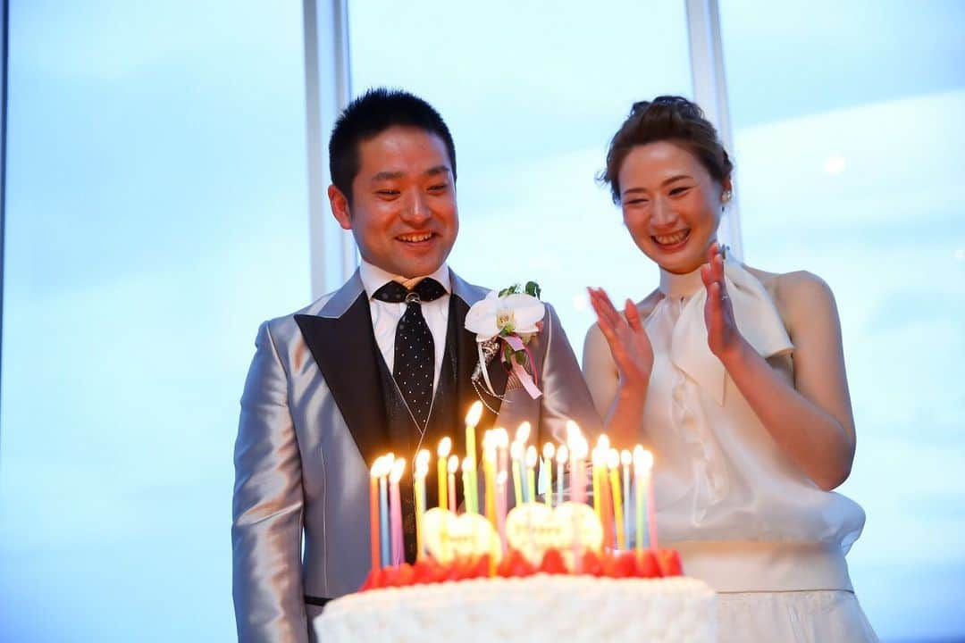 fortythree (フォーティースリー) のインスタグラム：「🎂 happy wedding🌟 ・ ・ ・ おふたりの大切な方たちに 結婚の報告をする1日 そのカタチはひとつだけではありません 『おふたりらしさ』 に感謝の想いを込めた オリジナルウエディングを 一緒につくりましょう ****************** パーティーのお問い合わせは プロフィール欄のURL公式HPからどうぞ🎵 Heritage Bridal Collection forty three（フォーティスリー） https://fortythree.official-wedding.jp/ ☎︎0120-172-050」