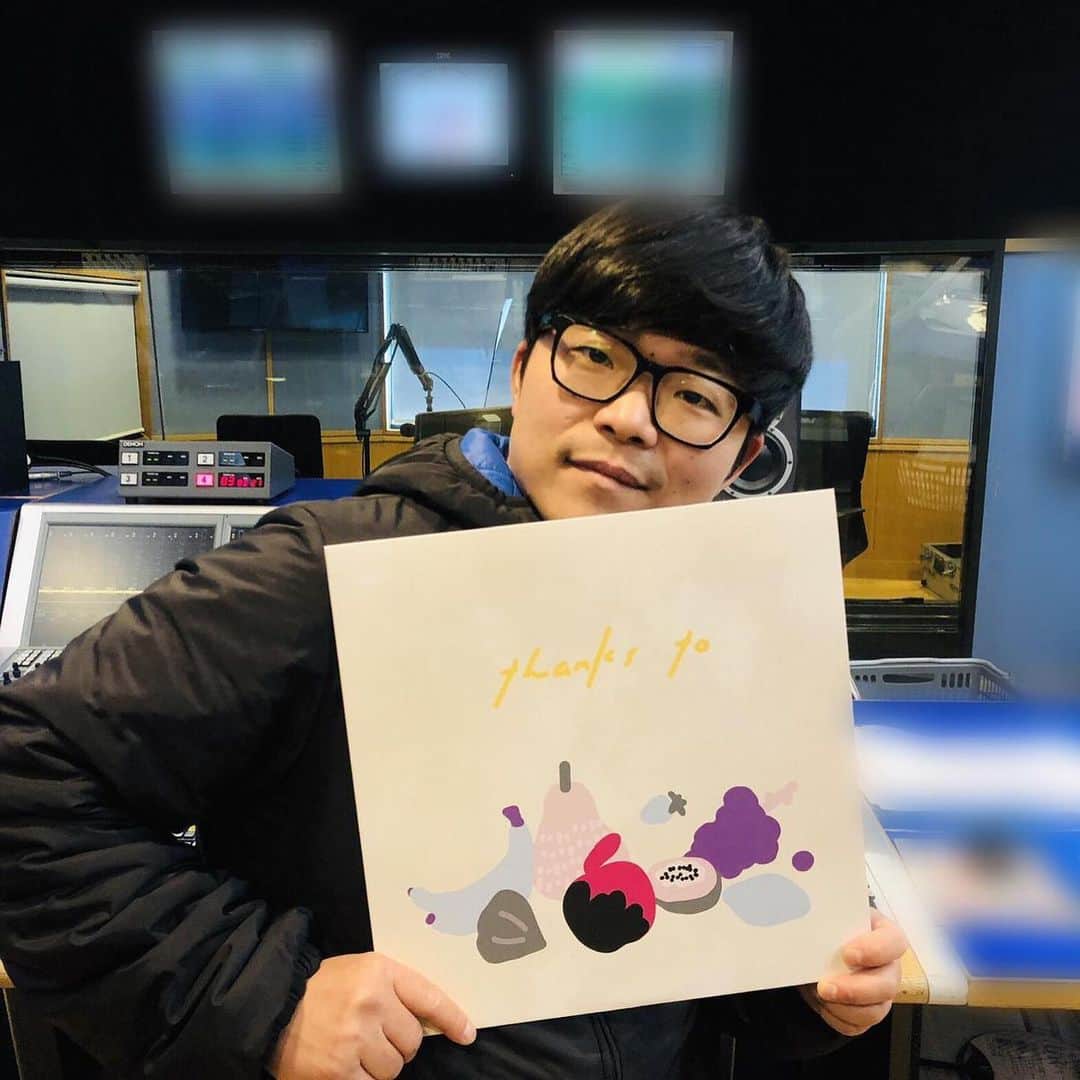 さかいゆうさんのインスタグラム写真 - (さかいゆうInstagram)「AnalogでもDigitalでも「thanks to」を聴いてくださり、ありがとうございます‼️  お気に入りの曲やレコードを楽しんでるひとときをこれからもストーリーで　@sakai_yu0920 をタグ付けしてシェアしていただけると嬉しいです😊  プロフィールのLink🔗から音楽配信サービスでのご視聴🎧＆アナログLPをご購入いただけます。  #NewAlbum #thanksto #OutNow #さかいゆう #崇高な果実 #HisStory #ダイヤの指輪 #鬼灯 #BACKSTAY #MagicWaltz #井の頭公園 #Hilarious」1月13日 16時48分 - sakai_yu0920