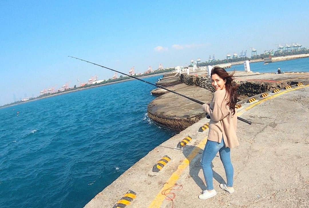 辜莞允（Nono Ku）のインスタグラム：「願者上鉤🐟來隻魚吧！！  #岸拋魂#做做樣子#被風吹到厭世」