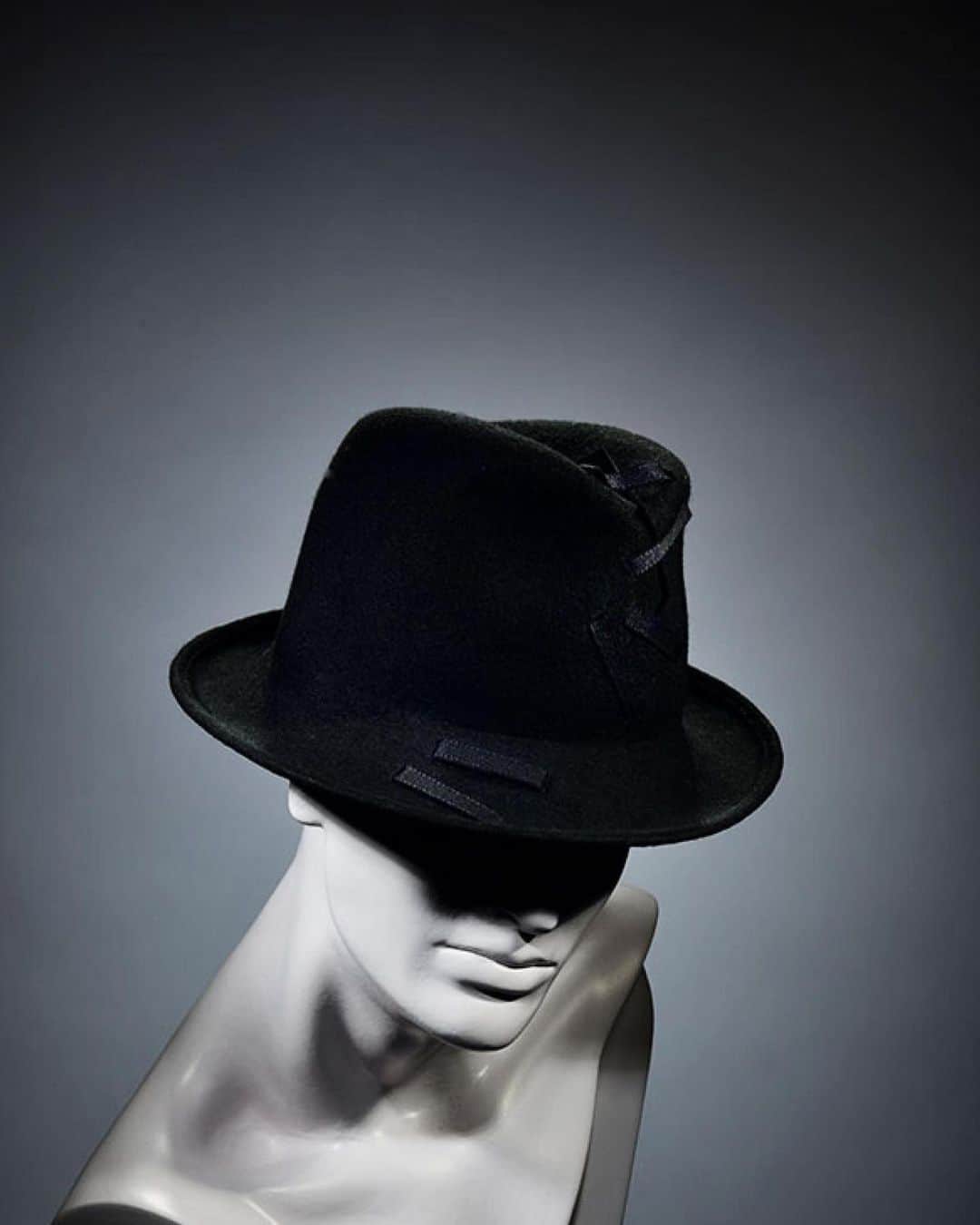スティーブンジョーンズさんのインスタグラム写真 - (スティーブンジョーンズInstagram)「A hat for zooming. ‘Craig’ a fedora in wool felt with grosgrain lacing」1月13日 16時52分 - stephenjonesmillinery