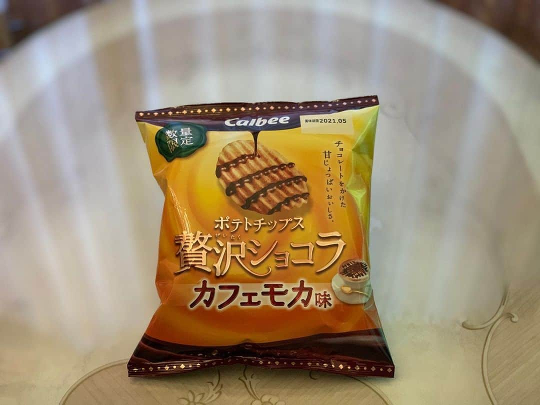 田中めぐみさんのインスタグラム写真 - (田中めぐみInstagram)「【#ポテトチップス贅沢ショコラ】  フランス産ロレーヌ岩塩使用🧂 チョコレートをかけた“大人の味わい” ティータイムにもぴったり☕️ 秋冬だけの贅沢な甘じょっぱさをお届け🥔  “おうち時間”が増えている中🏠 ティータイムにゆっくりと味わって😋  (２０２０年１月下旬終売予定)  🐩愛犬ぴーちゃん🐩着用のお洋服は 🎀マカロン柄です🎀かわいい〜💋  #かわいい #可愛い #メルヘン #お菓子 #おかし #おやつ  #calbee #ポテトチップス #期間限定 #贅沢ショコラ  ‪#駄菓子アナウンサー‬ ‪#駄菓子屋 #駄菓子女子 ‬ ‪#駄菓子 #日本駄菓子協会 #公認‬  ‪#HAP #horipro‬ ‪#田中めぐみ #アナウンサー‬ ‪#ホリプロ #ホリプロアナウンス室‬」1月13日 16時52分 - megumin5rp