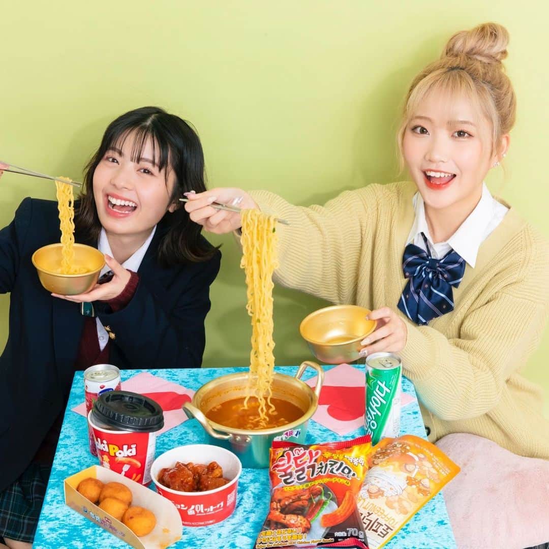 のインスタグラム：「みんな、もう学校始まってるのかな～？？ 寒いけど風邪ひかないようにね😷  2月号の、韓国ドラマ風おうちパーティーのオフショ💕  #Popteen#POPモデル#ゆなたこ#れあぱぴ#韓国#おうちパーティー#冬」