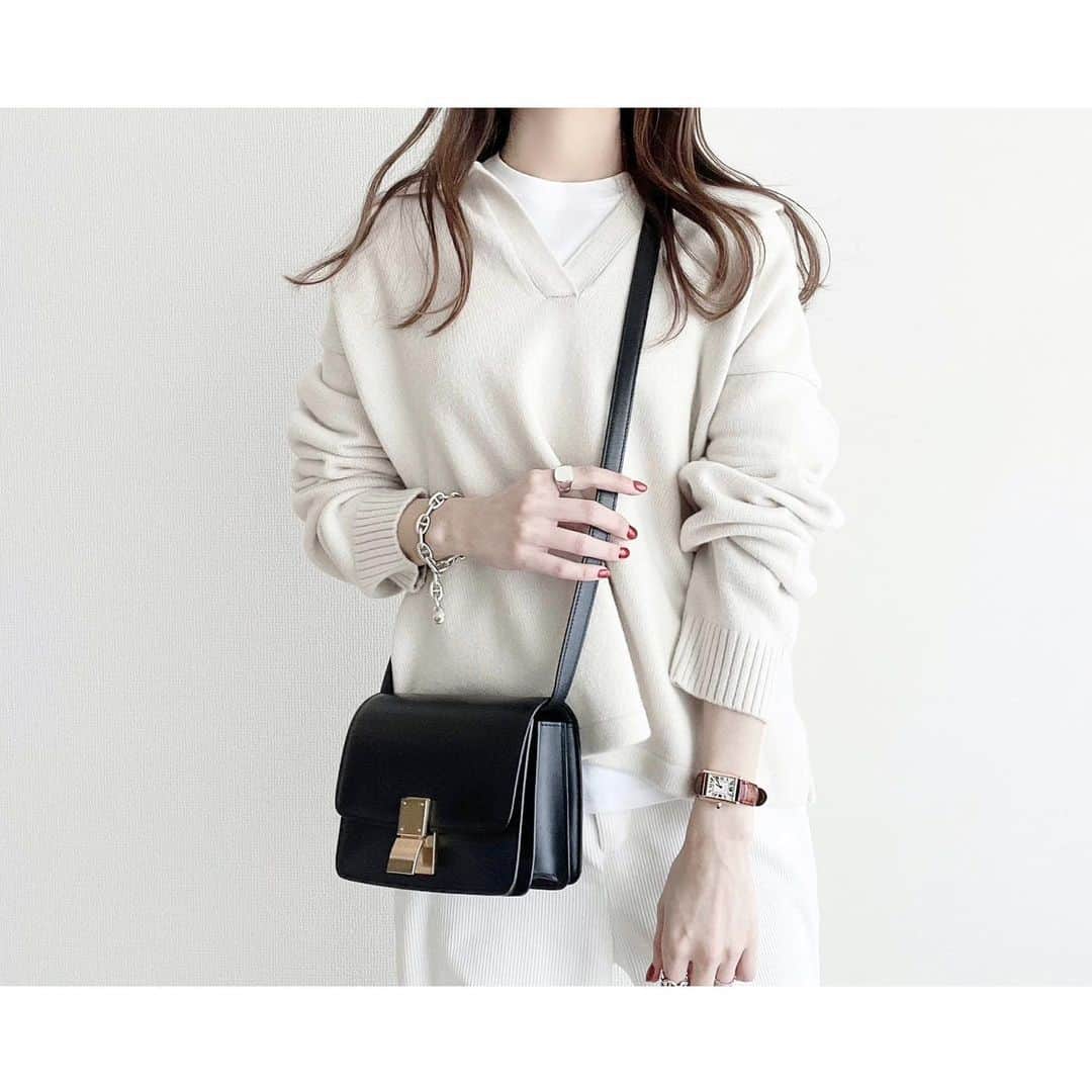 kumiのインスタグラム：「white🕊  knit #gu inner #petitbateau  pants #galerievie  bag #celine accessory #hermes #tomwood」