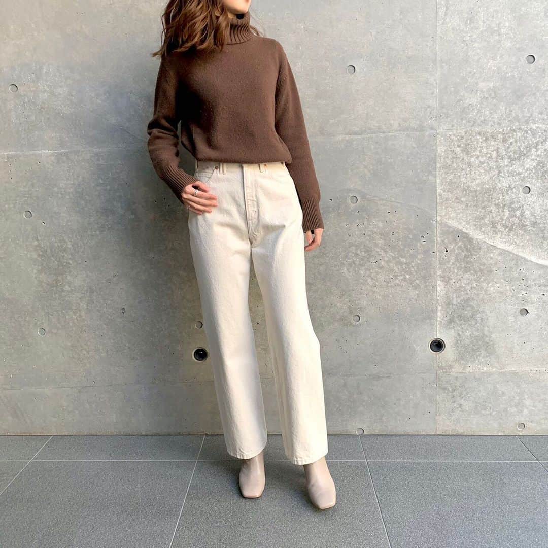 Moname Official Instagramのインスタグラム：「. エクリュのストレートシルエット。 ブルーデニムとはまた違うので １本持っているととても着まわせます！ 後ろ姿も美尻にみせてくれます✨ . Straight No.41101015 Color. OWH ¥14,000 +tax . #moname #モナーム#デニムコーデ #denim #fashion #ootd #デニム #デニム女子 #パンツ #カジュアルコーデ #シンプルコーデ #着回しコーデ #今日のコーデ#パンツスタイル#着画 #ラフコーデ #ホワイトデニム#ワイドパンツ #高見えコーデ #着回し #160cm #パリジェンヌ #パリジャン #大人女子#ストレートデニム #エクリュ#ブーツコーデ #冬コーデ #美尻」