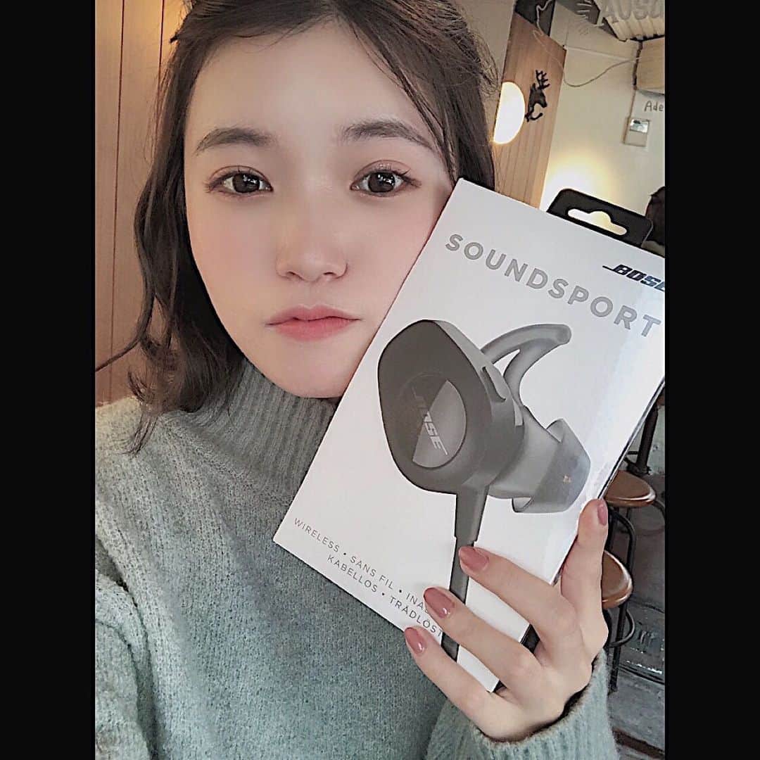 美山加恋のインスタグラム：「ノンスタ井上さんから誕生日プレゼントをいただきました。 ありがとうございます‼︎ かっけぇぇぇ  今日も和気藹々、たのしく、たくさん笑った収録でした OPの井上さんのエピソードトークが毎回楽しみな美山です。 その後絶対自分のターンになるのはいまだに緊張してます。 今年もあにレコTVをよろしくお願いします‼︎」