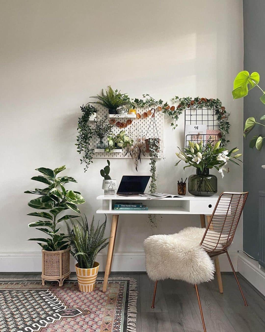 フレンチコネクションのインスタグラム：「WFH set up, but make it chic🌿🌿(📷: @danisdomain).  #FrenchConnection #MyFC」