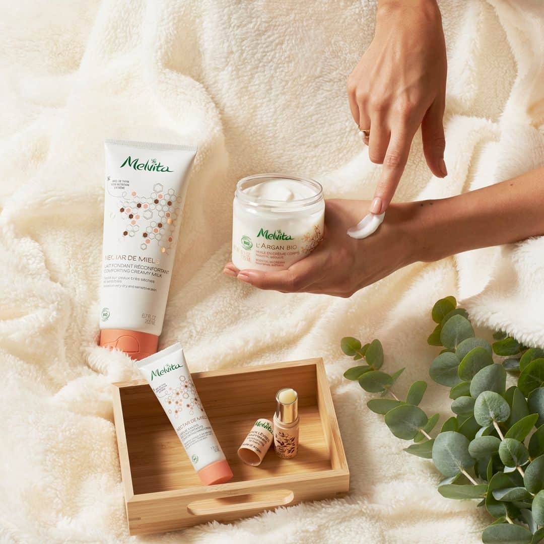 Melvita Officialのインスタグラム：「Qui prend soin de vous cet hiver ? ❄ C’est nous avec nos soins Nectar de Miels spécial peaux sèches et sensibles :  ✅ Le Lait Fondant Réconfortant pour le corps ✅ Le Baume Confort Haute Nutrition pour le visage  Qui a envie de se faire «cocooner» ? 💛  #Melvita #NectarDeMiels #BaumeConfortHauteNutrition #LaitFondantReconfortant #miel #cleanbeauty #cocooning #dryskincare #beautebio #thym #peausensible」