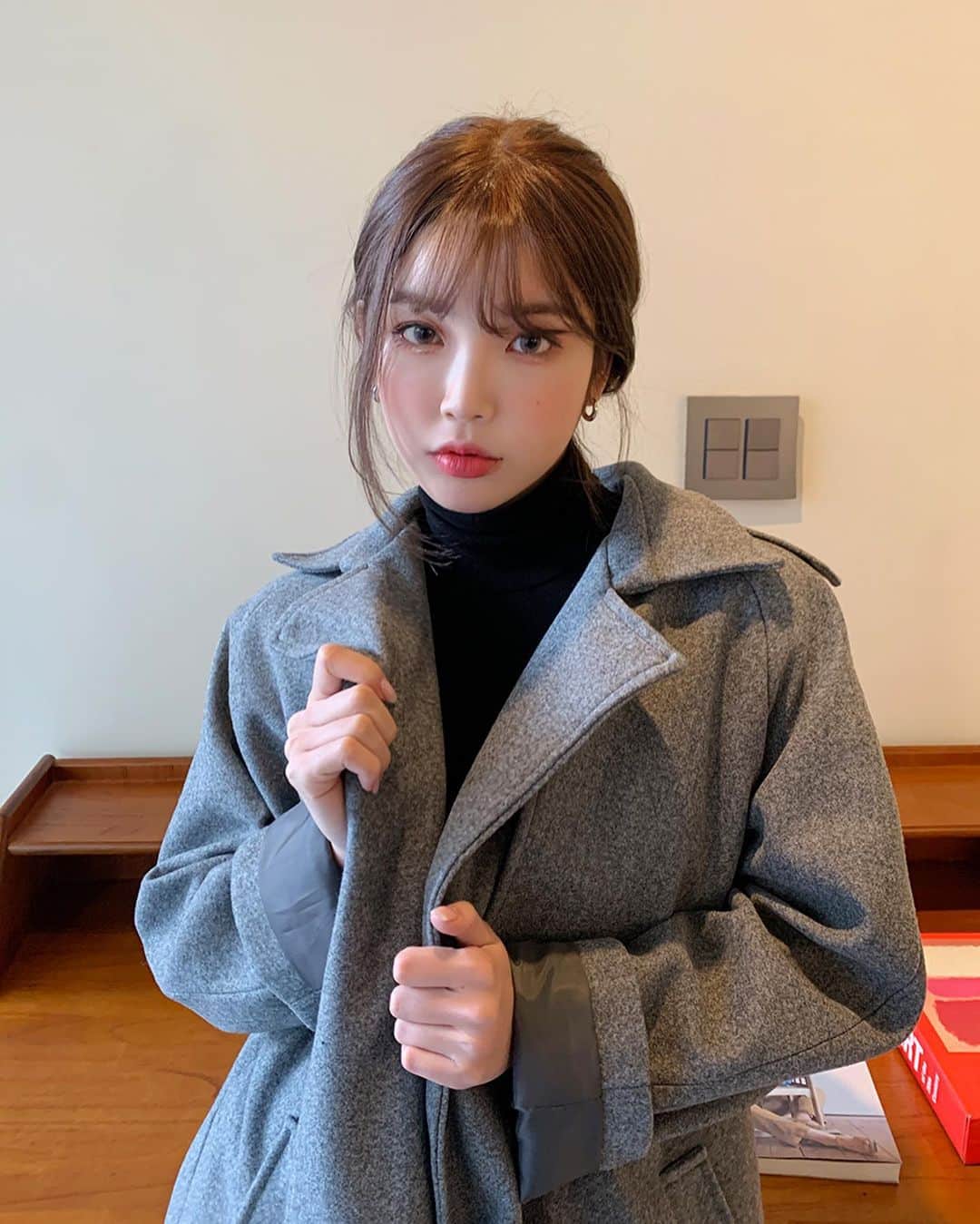 Chuuのインスタグラム：「특별한 버튼 없이 툭 걸치기만 해도 멋스러운 코트! 오늘 처럼 영상 기온 날씨에 딱인 이유는 바로 안감이 누빔이라 추운 겨울에도 스타일리쉬하게 코디가 가능하답니다🤎  아이보리, 베이지, 그레이, 블랙 4가지 베이직한 컬러 구성으로 어떤 컬러를 구매하시더라도 만족하실 코트🙌🏽  #chuu#츄#겨울코트#겨울코디#데일리룩#코디추천」