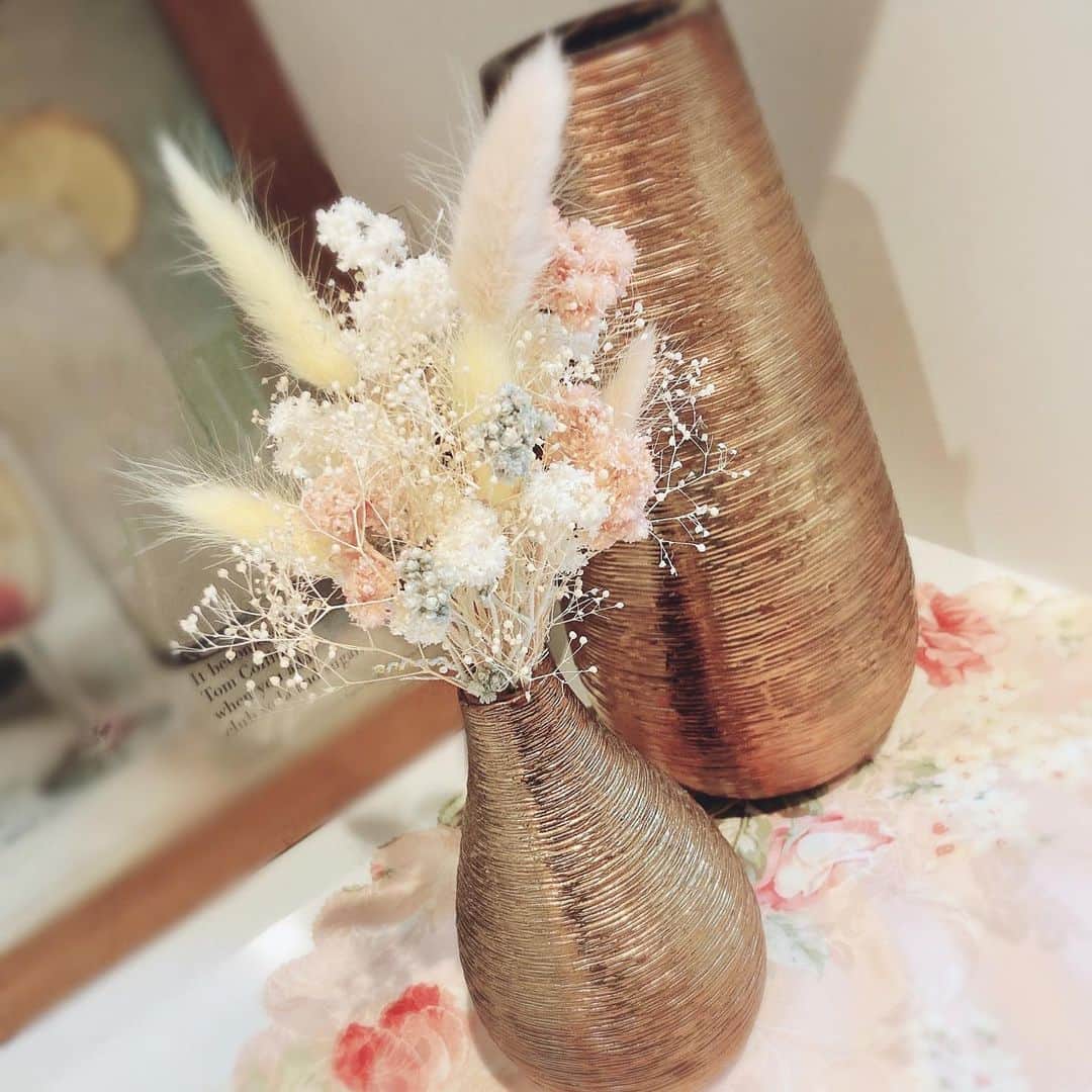 星野奏さんのインスタグラム写真 - (星野奏Instagram)「・ お友達からお祝いにと頂いたミニブーケ💐﻿ こういうの作れる人って素敵！！ ﻿キラキラとふわふわ猫じゃらしの ロマンティックカラー💓﻿ @edel_schnee  ﻿ ﻿ ﻿ ﻿ Thanks for the lovely present you gave me the other day😘﻿  #Edelchnee #japanese#handmade #accessory#bouquet﻿#bouquetofflowers#handmadeaccessory#cute #ふわふわ #ミニブーケ ﻿#お洒落 #ハンドメイド #可愛い#ミンネで販売中#minne#花のある暮らし」1月13日 17時04分 - hoshino_kanade_