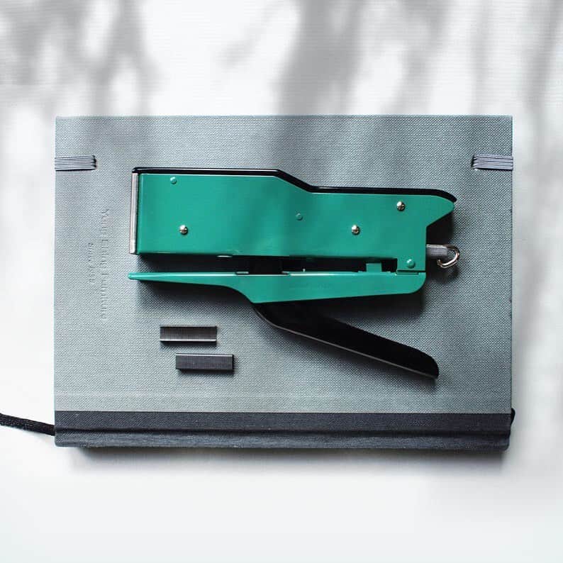 TOOLS to LIVEBY / 禮拜文房具のインスタグラム：「. Zenith Stapler 548/E 釘書機  1920年代經典設計延續至今，金屬質感結合輕柔色彩與流線造型，是美觀耐用的義大利代表性辦公用品。 .」