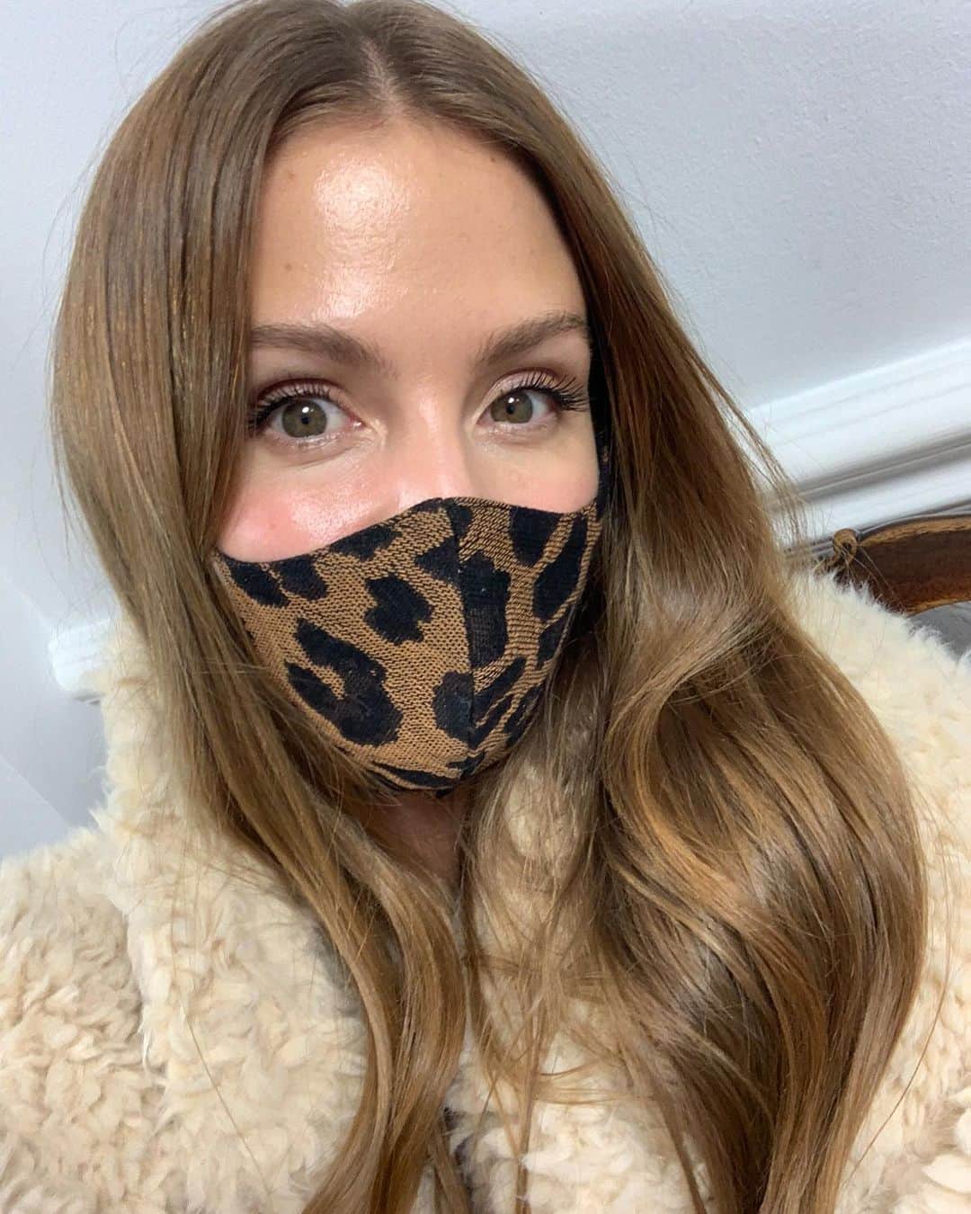 ミリー・マッキントッシュさんのインスタグラム写真 - (ミリー・マッキントッシュInstagram)「A few months ago I had Covid - I had a cold which developed into flu like symptoms, and soon after that I lost my sense of smell, which resulted in Hugo and I both testing positive. I felt upset with myself and embarrassed about contracting the virus, which is silly considering quite how contagious it is, but there’s a stigma and guilt around this illness that isn’t spoken of much. I missed not being able to go for a walk while we isolated at home but it wasn’t bad as I thought it would be, but I’d be lying if I said the experience didn’t affect my mental health. When I started to develop a fever, coughing fits and shortness of breath I got really anxious I’d end up in hospital. I wanted to be fit and well to be able to take proper care of Sienna! (Luckily she only had cold like symptoms and Hugo didn’t feel too bad and did a great job of daddy daycare) After a few days I felt much better but it took 2-3 weeks for my energy to go back to normal and my sense of smell has still not returned. You realise what a joy it is to smell your coffee in the morning or dinner cooking in the evening and how much I took it for granted before! Has anyone else experienced this? Hoping it comes back soon! I feel very lucky our experience with Covid wasn’t worse and I just want to urge people to follow the guidelines, our bodies aren’t immune to this virus. Stay home, stay safe, look out for each other and know that the end is in sight! #stayhomesavelives #protectthenhs 🌈」1月13日 17時11分 - milliemackintosh