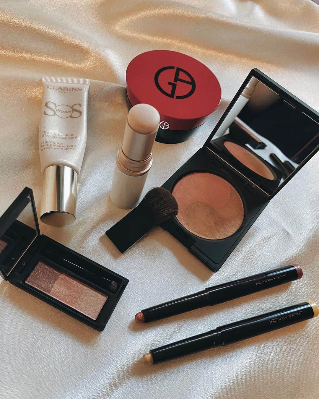 永田杏奈のインスタグラム：「・ 初めてのリールは @lauramercier のスティックアイシャドウを使ったピンクブラウンのpoint makeリール💄 ベースメイクから撮ったものの、不慣れすぎて30秒には収まらず😂 point makeに使ったitemの詳細は、リールの方に書いてます📝  〈base make item〉 @clarinsjp  ラディアントコントロールカラー08 @armanibeauty  クッションファンデ　04 @hince_official  ラディアンスバーム　clear  #celvoke #armanibeauty #hince #ラディアンスバーム  #ハイライト　#クッションファンデ #コントロールカラー #ラディアントコントロールカラー　#キャビアスティックアイカラー」