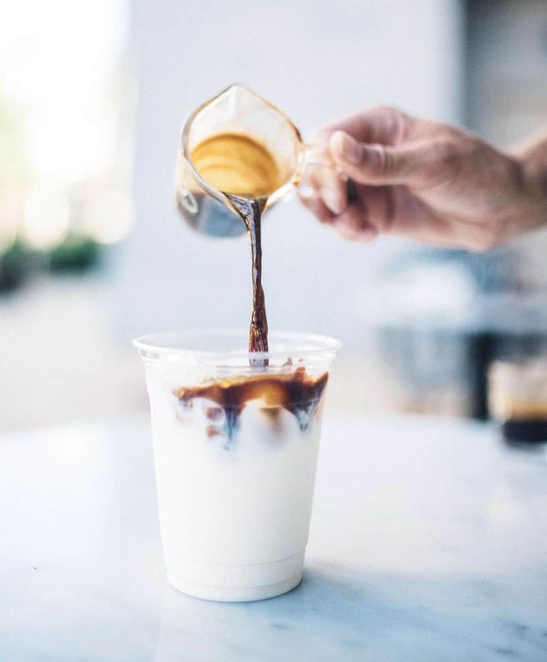 ALOHA☆GIRL 【アロハガール】さんのインスタグラム写真 - (ALOHA☆GIRL 【アロハガール】Instagram)「Posted @withregram • @konacoffeepurveyors Yes, even iced lattes come with art. 📽 @frees.frame.photo   コロナに負けなかったハワイの人気カフェ２つ☕️  2020年は新型コロナウイルスの影響で、一時休業したり、クローズをしてしまったレストランやカフェが数多くありました。そんななか、パンデミックの間も頑張り続けたカフェもありました。そんなハワイの人気カフェ2つをご紹介します。  https://alohagirl.me/I0002013  #alohagirl #mahalo #hundreddreams #ハワイ #ホノルル #オアフ #ワイキキ #アロハ #アロハガール #ハンドレッドドリームス #acaibowl #旅行 #ハワイ大好き #ハワイ好き #ハワイ在住 #オアフ島 好きな人と繋がりたい #deckwaikiki #コーヒー #カフェ #写真好きな人と繋がりたい #wholefoods #ホールフーズマーケット #acaibowl」1月13日 17時21分 - alohagirl.me