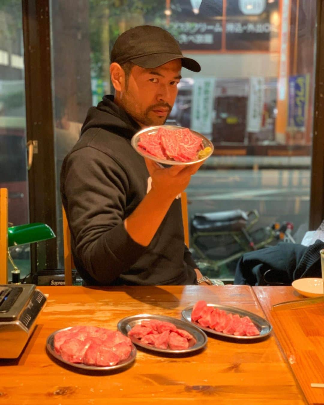 ニッチロー'さんのインスタグラム写真 - (ニッチロー'Instagram)「緊急事態宣言で外で焼肉食べられない  せめてインスタにあげて食べた感を出す  前にあげきれなかった肉写  【焼肉商事 指定暴肉団】さん  特別にバット肉用意してくれました  このまま焼くとプラスチックバットが溶けるのでバットから剥がして焼きます  暴肉とあるようにかなりワイルドな焼肉屋さん  肉は全て美味しいく都内では考えられない値段  銀皿もロースターもタイプ  家の近くに欲しい焼肉屋さん  #焼肉商事 #指定暴肉団  #千葉 #焼肉 #肉写  #日本一の焼肉の街生まれ  #飯田焼肉大使 #プロ焼肉選手 #ニッチロー  #ニックロー #yakiniku」1月13日 17時21分 - nicchiro5.1