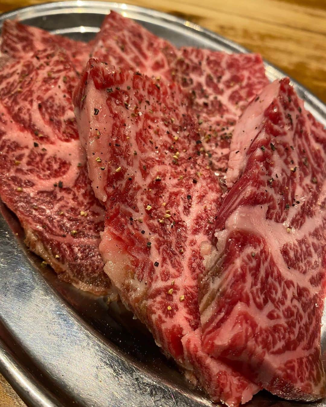 ニッチロー'さんのインスタグラム写真 - (ニッチロー'Instagram)「緊急事態宣言で外で焼肉食べられない  せめてインスタにあげて食べた感を出す  前にあげきれなかった肉写  【焼肉商事 指定暴肉団】さん  特別にバット肉用意してくれました  このまま焼くとプラスチックバットが溶けるのでバットから剥がして焼きます  暴肉とあるようにかなりワイルドな焼肉屋さん  肉は全て美味しいく都内では考えられない値段  銀皿もロースターもタイプ  家の近くに欲しい焼肉屋さん  #焼肉商事 #指定暴肉団  #千葉 #焼肉 #肉写  #日本一の焼肉の街生まれ  #飯田焼肉大使 #プロ焼肉選手 #ニッチロー  #ニックロー #yakiniku」1月13日 17時21分 - nicchiro5.1