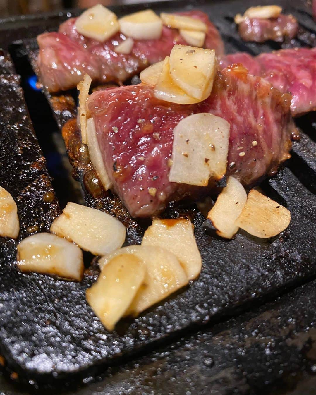 ニッチロー'さんのインスタグラム写真 - (ニッチロー'Instagram)「緊急事態宣言で外で焼肉食べられない  せめてインスタにあげて食べた感を出す  前にあげきれなかった肉写  【焼肉商事 指定暴肉団】さん  特別にバット肉用意してくれました  このまま焼くとプラスチックバットが溶けるのでバットから剥がして焼きます  暴肉とあるようにかなりワイルドな焼肉屋さん  肉は全て美味しいく都内では考えられない値段  銀皿もロースターもタイプ  家の近くに欲しい焼肉屋さん  #焼肉商事 #指定暴肉団  #千葉 #焼肉 #肉写  #日本一の焼肉の街生まれ  #飯田焼肉大使 #プロ焼肉選手 #ニッチロー  #ニックロー #yakiniku」1月13日 17時21分 - nicchiro5.1