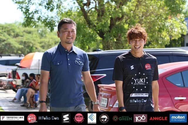 大久保剛志のインスタグラム：「YUKI FOOTBALL ACADEMY with Rayong FC coach TAKI & Bangkok United HOSOGAI❤️  12/20に行われた"GOSHI SMILE CUP"に現在T1のラヨーンFC監督の滝監督が激励に来てくださりました。 子供たちの必死にボールを追う姿に感激して頂き、"来てよかった"と言って頂きました。 その言葉が素直に嬉しい。。  前日の19日は滝監督が指揮を取るラヨーンFCの試合も観戦し、子供たちに勝利をプレゼントしてくれました。 大会の翌日の21日に僕がラヨーンFCと正式に契約し、僕が所属するチームに子供たちも触れてくれた事も嬉しかったです。  滝監督、貴重なオフにアカデミーにお越し頂きありがとうございました‼︎ もっと素晴らしいチームにして行きますので、また是非いらしてください。  そして、19日のラヨーンFCの対戦相手にはあの細貝萌選手が所属してるバンコクユナイテッドでした。 浦和レッズ、ブンデスリーガ、日本代表、 とんでもない経歴の細貝選手。 疲れてる試合後にも関わらず、アカデミーの子供達にサインや写真撮影を快く引き受けてくれました。 選手としてはもちろん、人としても素晴らしい細貝選手、本当にありがとうございました。タイにお住まいの皆さん是非是非ご声援よろしくお願いします。  個人的には、アウェイでのバンコクユナイテッドとの試合がとても楽しみです。 その際はよろしくお願いします。  本物のプロを身近に感じれるアカデミー。 それを感じる事で、目標がはっきりする。  これからも常に刺激を与えられるアカデミーにしていけるように精進してまいります。  @yuki.football.academy」