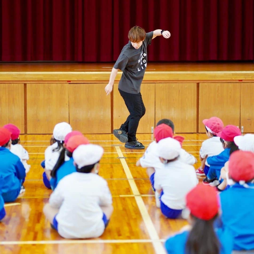 石田太志さんのインスタグラム写真 - (石田太志Instagram)「I’ve lectured at elementary school. And also I’ve taught footbag to them. ･ #footbag #taishiishida #freestyle #soccer #follow #worldchampion #performance #performer #instagramer #hackysack  #lecture #elementaryschool #students」1月13日 17時14分 - taishiishida