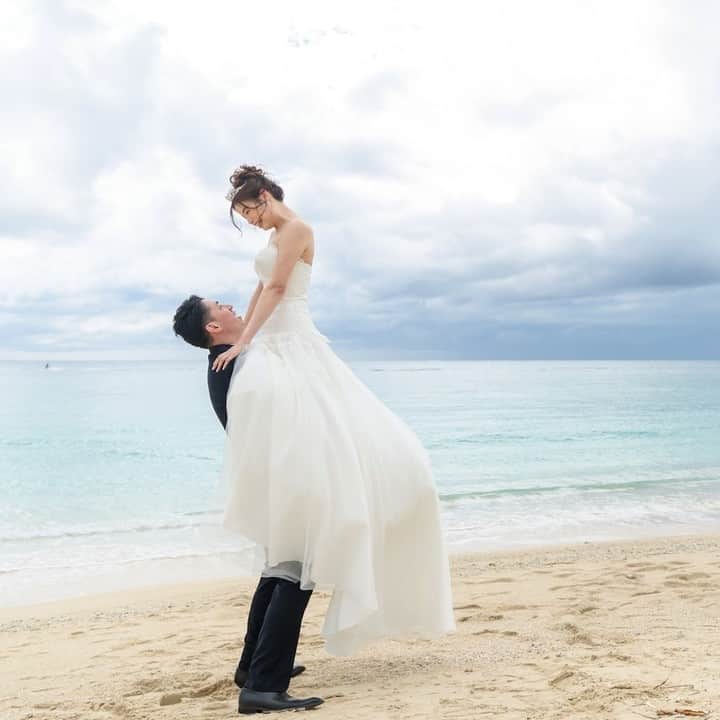 【公式】小さな結婚式さんのインスタグラム写真 - (【公式】小さな結婚式Instagram)「@petit.wedding をフォローしてね♩  #小さな結婚式 をつけてのお写真投稿も大歓迎です♡  こちらの公式IGでリグラムさせていただきます＊  .  花嫁さまの抱っこショット♡ 綺麗なビーチをバックに ロマンチックな ウェディングフォトが仕上がります♩ . >>#小さな結婚式沖縄サザン店 . ———————  #小さな結婚式  #petitwedding  #ラヴィファクトリー #前撮り #結婚式  #プレ花嫁 #卒花  #アットホーム  #少人数 #家族婚  #少人数結婚式  #ウェディング  #wedding #bridal  #weddingdress  #花嫁 #挙式 #結婚式準備 #式場探し  #日本中のプレ花嫁さまと繋がりたい  #結婚式の思い出に浸る会  #結婚準備 #花嫁姿 #ウェディングフォト #洋装フォト #ビートフォト #沖縄花嫁 #撮影指示書」1月13日 17時21分 - petit.wedding