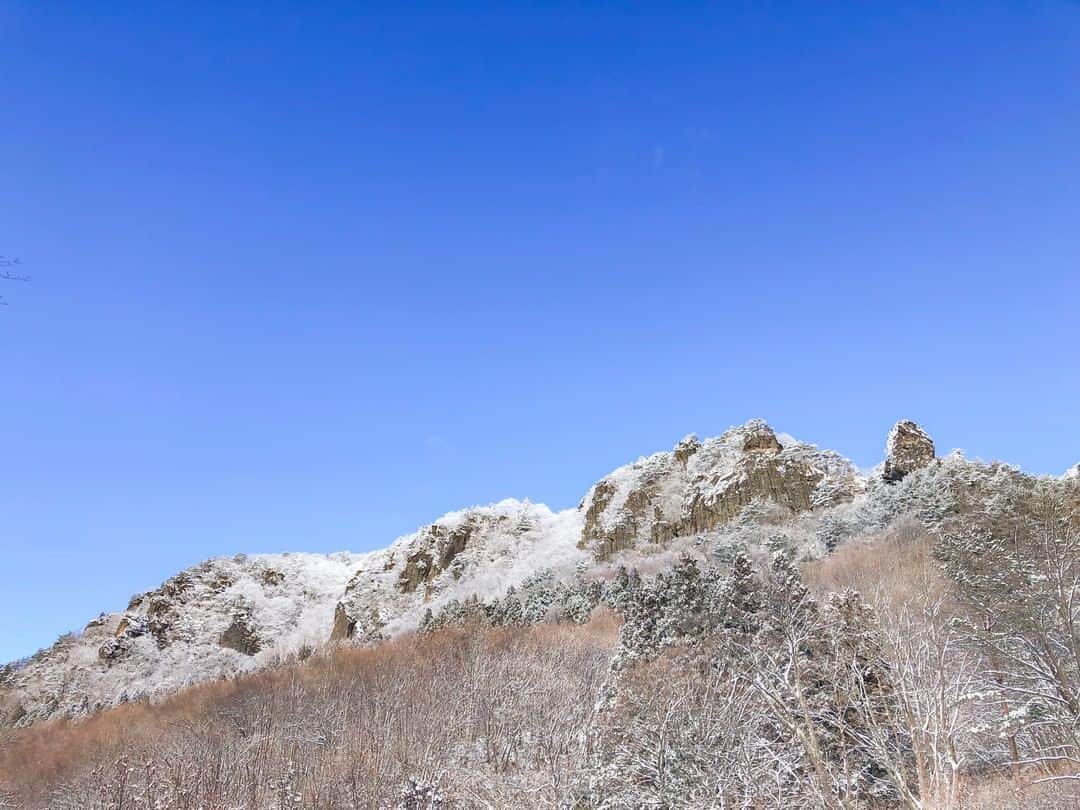 福島県さんのインスタグラム写真 - (福島県Instagram)「【霊山（りょうぜん）】  伊達市と相馬市の間の阿武隈山地にある奇岩が連なる名峰です。古くは山岳仏教の聖地として、また、南北朝時代には城が築かれ、歴史の舞台になりました。現在は、素晴らしいパノラマや奇岩巡りが楽しめる人気の登山コースとなっています。  #霊山 #伊達市 #県北地方 #福島県 #datecity #fukushima #traveljapan #futurefromfukushima #ふくしまからはじめよう #新しい生活様式からはじめよう」1月13日 17時18分 - realize_fukushima