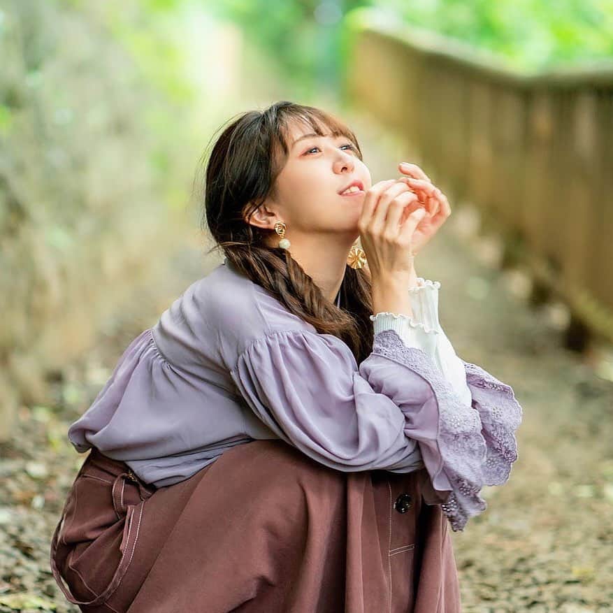 井上麗夢のインスタグラム：「❄️﻿ ﻿ ﻿ 最近、毎日ToDoリストをつくらねば﻿ やらなきゃいけないことが整理されない。﻿ でもToDoリストをつくるという﻿ ToDoが必要なくらいズボラ女子です。﻿ ﻿ ﻿ 今年は #風の時代﻿ ってことでお金より人とのコミュニケーションが﻿ 価値がある時代になるとかならないとか。﻿ ﻿ ﻿ でもその予兆はなんとなく何年か前から感じてたよね🧚‍♀️﻿ ﻿ ﻿ ﻿ ﻿ 今年も、面白いことには全速力でいきたいから﻿ きっと色んな人に協力してもらうと思う。﻿ だし、みんなが手を取って生きていくべき。﻿ ﻿ ﻿ 誰とどんなことをしていこうかな、、？﻿ ﻿ ﻿ Twitter:@Remu_19﻿ ﻿ ﻿ ﻿ #カメラ女子 #カメラ女子部 #ipone #東京写真部 #写真部 #instagood #pentax #olympus #olympuspen #写真好きな人と繋がりたい  #写真を撮るのが好きな人と繋がりたい  #カメラ好きな人と繋がりたい #カメラマン募集 #ファインダー越しの私の世界  #フィルター越しの私の世界 #ポートレート #ポートレートモデル #女優 #井上麗夢」