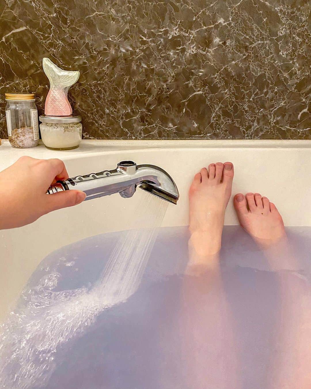ドーキンズ英里奈のインスタグラム：「🛁💓 ⠀ イメージモデルをさせていただいている ボリーナのシャワーヘッドで ウルトラファインバブルバス。 ⠀ 湯冷めしにくくて最高😊 ⠀ 私はリザイアを使わせていただいています！ ⠀ ⠀ ⠀ 節水されるシャワーヘッドを使うことは お財布にも優しいけれど 同時に環境にも優しい◎ ⠀ 美容に良いだけじゃないというのも ステキなポイントだと思います。 ⠀ ⠀ ⠀ #ウルトラファインバブル#ウルトラファインバブルバス #おうち時間 #バスタイム #ボリーナ#シャワーヘッド#水を大切に #節水」