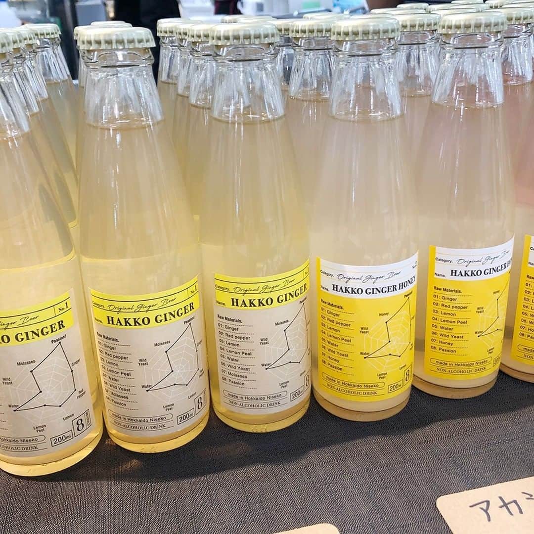 のインスタグラム：「【人気の味めぐりに北海道グルメが登場✨】  ただいま7階催事場で開催中の「全国ぐるっと!!人気の味めぐり」が今日から後半に突入です！  全国といったらやっぱり北海道は外せませんよね😍 今日から新たに北海道グルメが登場しています。  写真1枚目 倶知安〈デリシャスフロム北海道〉HAKKO GINGER 種類豊富なジンジャードリンク。 冷やしても、温めても美味しくいただけます。 ビール割りがおすすめとのこと。　  写真2枚目 砂川〈岩瀬牧場〉焦がしチーズケーキなど 上にはとろ～りチーズ、中にはのび～るチーズの新食感チーズスイーツ。  写真3枚目 帯広〈高森燻製工房〉モール豚ベーコンなど モール温泉水を飲んでそだったモール豚ベーコンは燻製のいい香りがしています。断面がたまりません。  写真4枚目 むかわ〈カネダイ大野商店〉生干しししゃも各種 北海道産本ししゃもの味わいをお楽しみいただけます。  写真5枚目 幕別〈木川商店〉ゆり根とインカのめざめなど 北海道ならではの食材を使ったコロッケは一つ一つ手作業で作られています。  1/18(月)まで開催しておりますのでぜひこの機会にご賞味ください♪  第24回 全国ぐるっと！！人気の味めぐり 1/6(水)→18(月) 7階 催事場 ※会期中一部入替店舗あり ※最終日は午後6時閉場  #全国ぐるっと人気の味めぐり #北海道グルメ #北海道催事 #グルメ #大丸札幌」