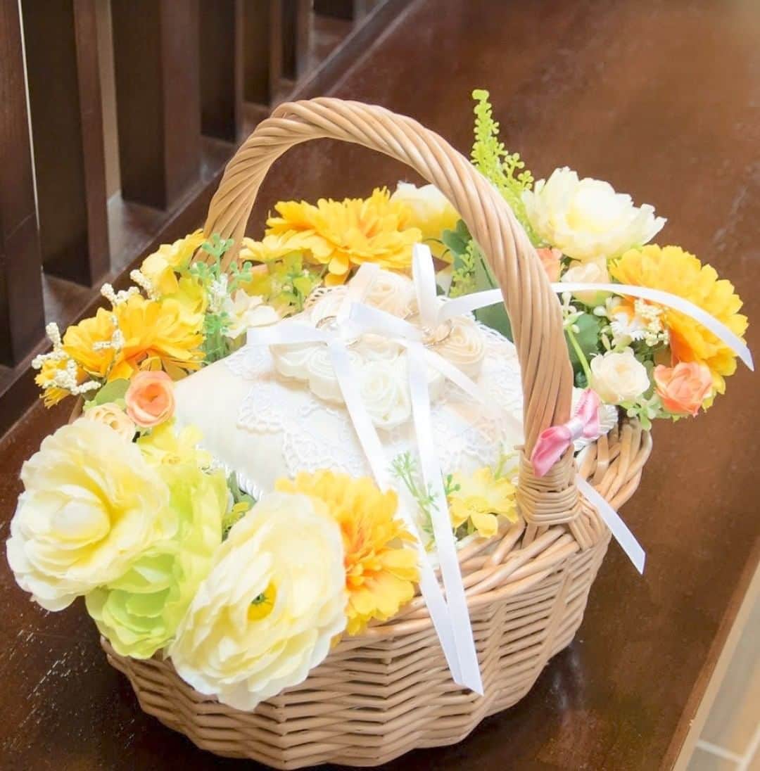 KIYOMIZU京都東山 公式さんのインスタグラム写真 - (KIYOMIZU京都東山 公式Instagram)「. 幸せの象徴とも言われる イエローのお花が引き詰められた リングピローは挙式で大活躍◎ こだわりのデザインで結婚式後も残せます♩ . ---------------------- . @kiyomizu_kyoto_higashiyama をフォローし 【#kiyomizu京都東山】で検索してくださいね❖ . #スタイルズ花嫁  #KIYOMIZU京都東山  #KIYOMIZU花嫁  #ブライダルハウスtutu  #シェアーズヘアメイク  #kiyomizu #wedding #ウェディングレポ #チャペル #ブライダルフェア #プレ花嫁 #卒花 #結婚式 #結婚式場 #結婚式準備 #京都 #京都花嫁 #関西花嫁 #京都婚 #令和花嫁  #大人花嫁 #DRESSY花嫁  #ウェディングアイテム #イエローアイテム #演出 #花嫁準備 #リング #リングピロー  #リング交換」1月13日 17時27分 - kiyomizu_kyoto_higashiyama
