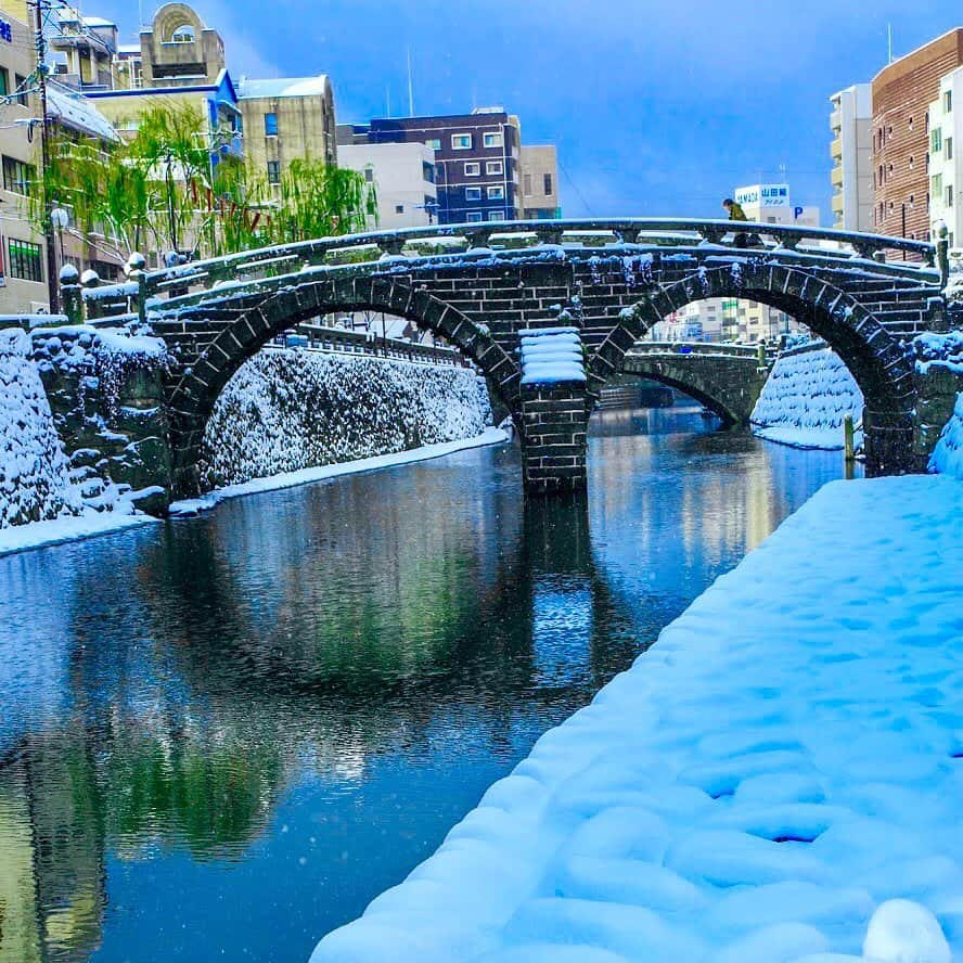 ANAさんのインスタグラム写真 - (ANAInstagram)「ノスタルジックな冬景色❄️﻿ ﻿ #眼鏡橋 #日本三名橋 #中島川 #長崎県 #雪景色 #自由に旅ができる日を #待ち望んで #次行きたい旅スポット #日本最古 #アーチ型石橋  #石造り #めがね橋 #ランドマーク #レトロ #ノスタルジック #冬 #winter #snow #nagasaki #nostalgic #retro #heart #heartstone #bridge #japantrip #trip #ana_jp ﻿ ﻿ 旅の思い出は「#anaタビキブン 」をつけて投稿してね💙インスタやANAの各メディアでご紹介していきます✈️ ﻿」1月13日 17時38分 - ana.japan