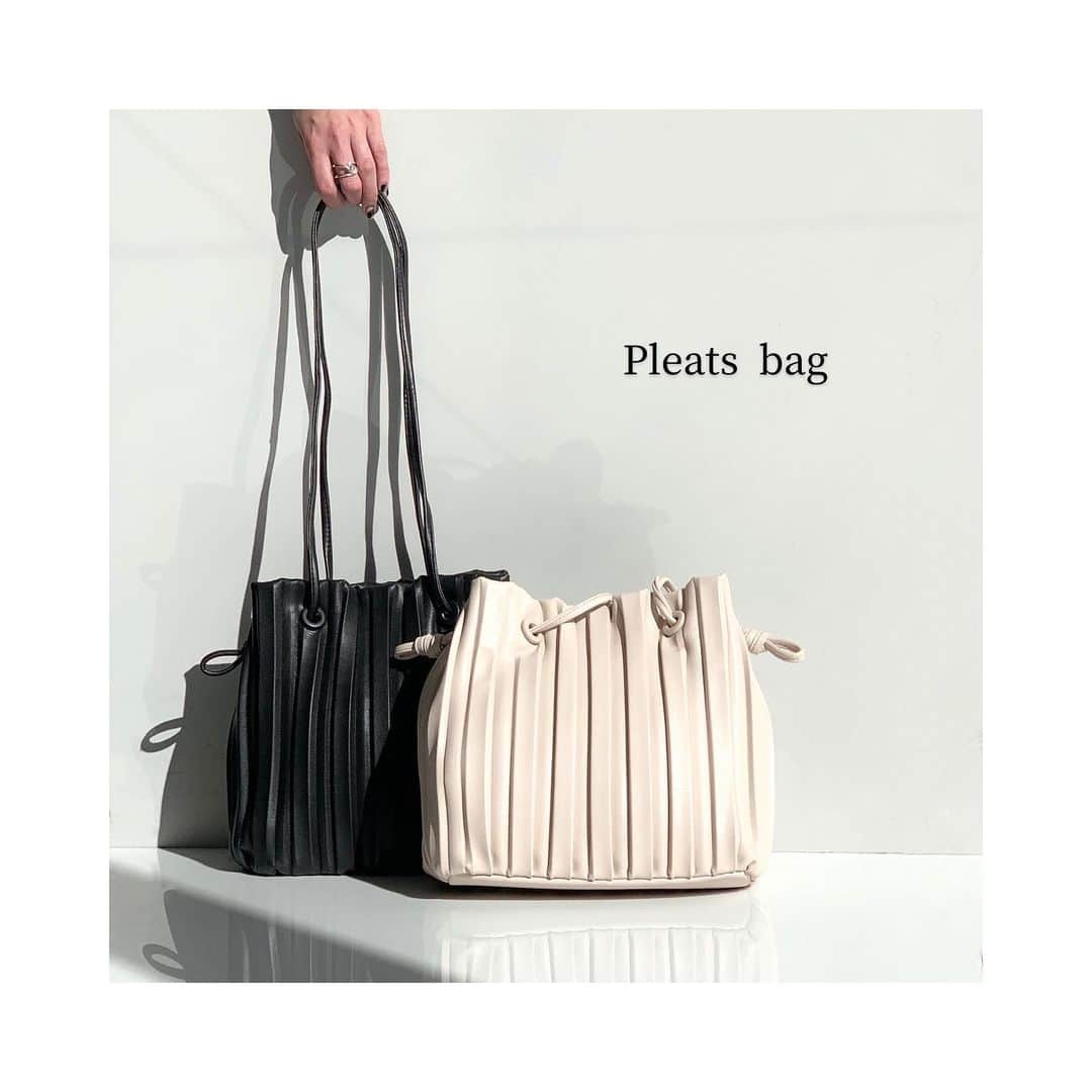 AGbyaquagirlのインスタグラム：「【Pleats bag】﻿ プリーツデザインが目を引くショルダーバッグ。﻿ 柔らかいフェイクレザーで物が入れやすい使用感。﻿ 長財布やペットボトルなども入るので、﻿ 様々なシーンに頼りになります♪﻿ ﻿ ▶︎アイテムの詳細はアイテムをタップ♪﻿ ﻿ #agbyaquagirl﻿ #agバイアクアガール﻿ #エージーバイアクアガール﻿」