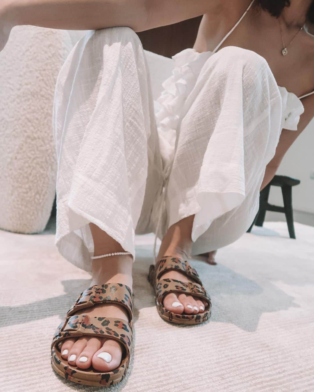 ジュリア バレットのインスタグラム：「AMAZONIA CAMEL still available, and our website is NOW LIVE! Shop now on https://mycacatoes-asia.com/ 🛒 link in bio. 🤎」