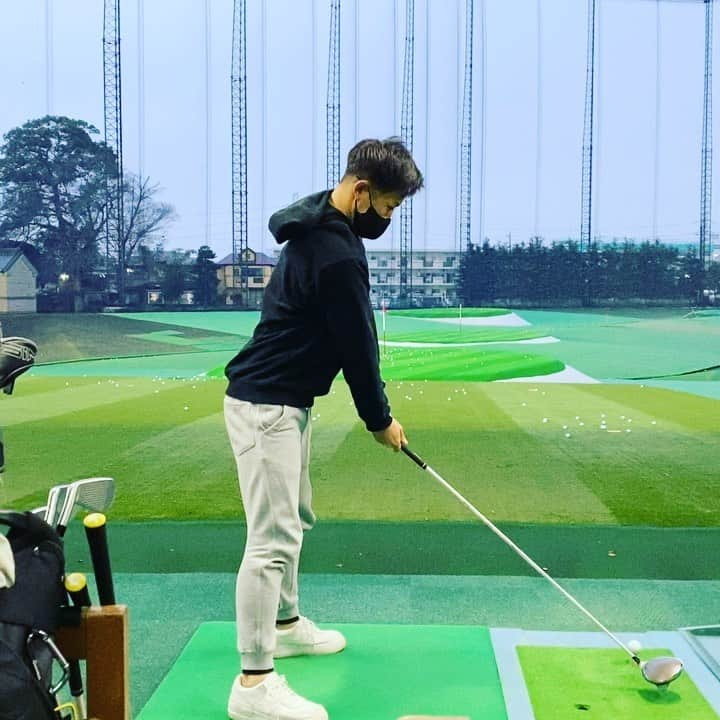 塩見好輝のインスタグラム：「久しぶりにスイング動画の投稿です。 直す所たくさん。。。  #taylormade #isps#pgm#cvstos #ゴルフ #ゴルフ動画 #ゴルフスイング動画 #ゴルフレッスン動画 #スイング動画」