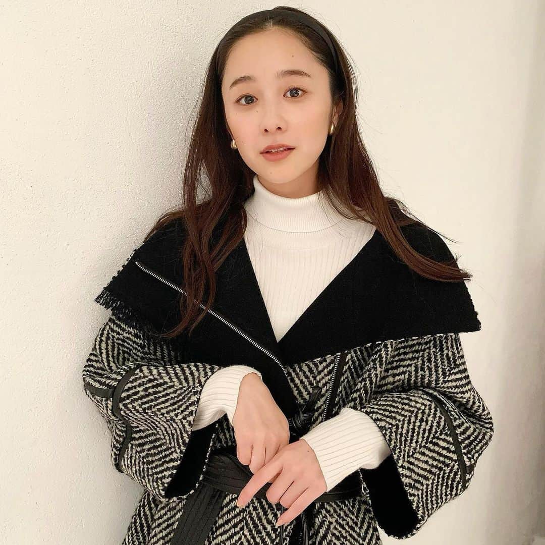 のインスタグラム：「2月号「ノンノモデルの私服、いっき見せ！」から真由のオフショをお届け💌💭♡﻿ ﻿ バランスに悩むミドル丈のアウターや、存在感のあるニットを素敵に着こなしていて、さすがの真由でした🩰🤍✨ 気になるファッションのポイントは誌面をチェックしてね😚❣️﻿ ﻿ #nonno #nonno_magazine #nonno2月号 #堀田真由﻿ #バッグの中身も真由らしさが溢れていました👜💡」