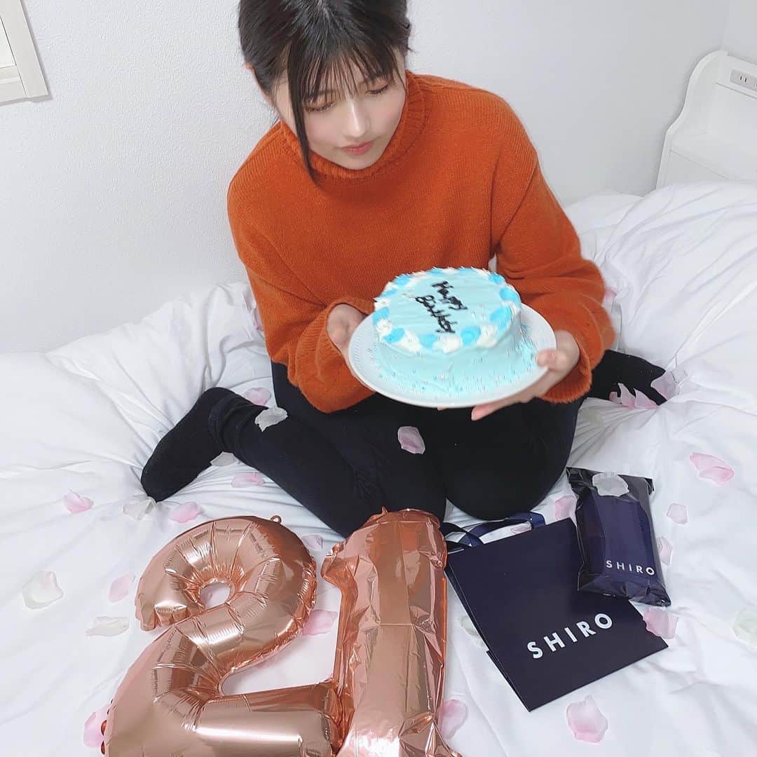 ちとせよしのさんのインスタグラム写真 - (ちとせよしのInstagram)「昨日はるなと桃ちゃんが21歳のお祝いしてくれました🥺🤍 本当にありがとう(*≧▽≦) 2人が作ってくれたケーキも可愛すぎた〜🎂  #誕生日ケーキ #手作りケーキ」1月13日 17時39分 - chitose_yoshino