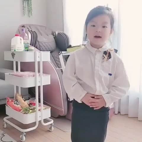 ジンエアーのインスタグラム：「👧어서 오뎁데(?)여~ 👧머 드릴까여~ 👦이-거욥 👧자요~ 👦👏👏  귀욤뽀짝 지니와 꼬마 손님의 귀욤 대잔치 대화😂😂  츄리닝 바지로 급조한 유니폼 어마어마한 편안함을 자랑하는 기내 좌석 먹거리 가득한 기내 카트 그리고 진에어 기내식 세트까지😍  무엇 하나 빼놓을 것 없이 연출 최고!👍👍 재미로 넘쳐나는 뱅기 놀이네요~~💚 껴준다면 같이 놀고 싶은 1인..🙊  @sweet_inhye_ 님, 너무나 사랑스러운 사진&영상 공유 허락해 주셔서 정말 감사드립니다🥰」