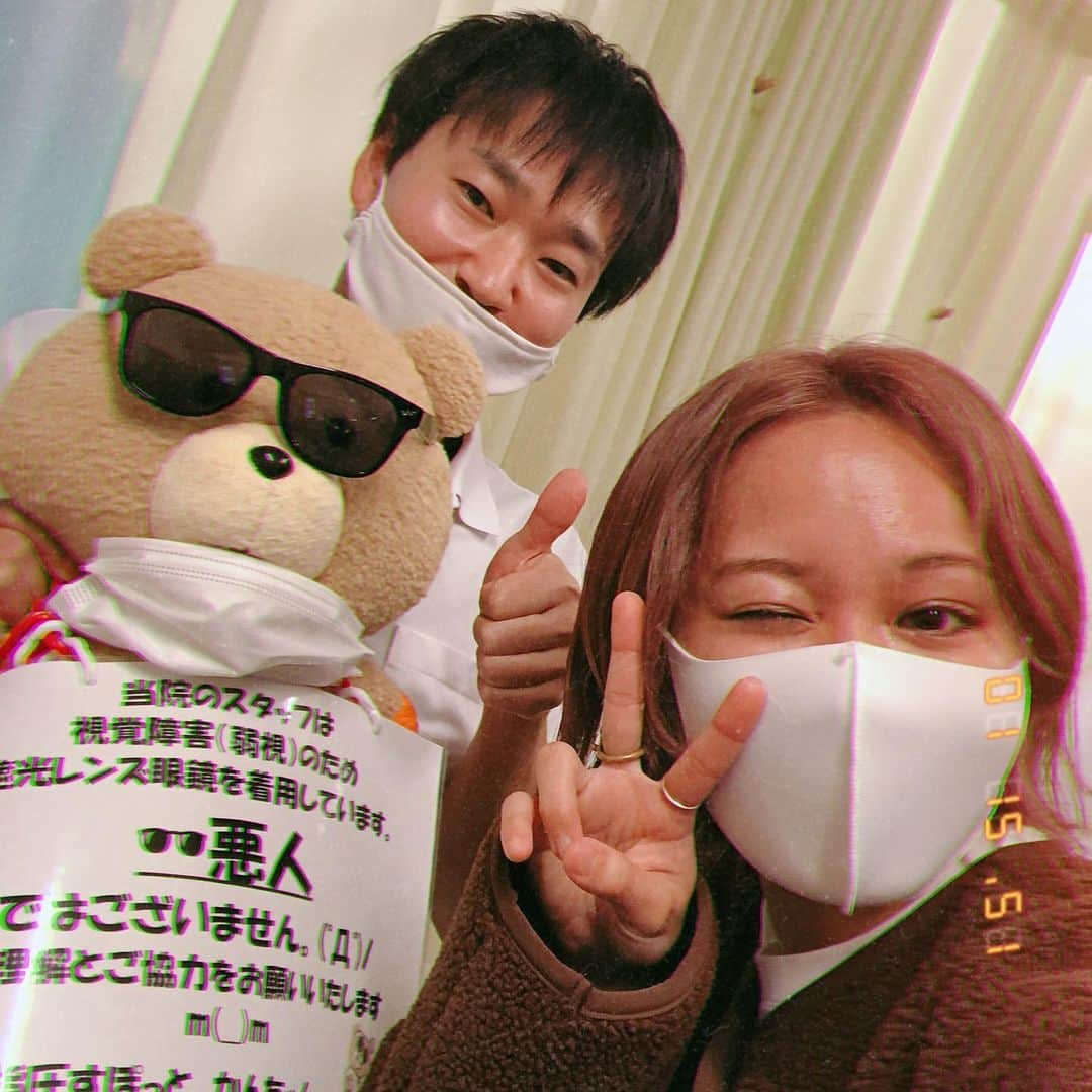 MAIKO さんのインスタグラム写真 - (MAIKO Instagram)「【沖縄指圧すぽっと かんちゃん🐻】 今日ラジオでもお話しした美容鍼🪡✨ ︴ 「1時間に150本もの鍼を刺せるのは僕しまいません🔥」と言い切るオーナーのかんちゃんさんは視覚障害🌱 ︴ 「視覚障害だから目で見るんじゃなくて、指先の感覚で早く刺せるんです」って🌼 障害とか関係なく、それはかんちゃんさんの努力の先に生まれた技術なんだなぁと感動しました!!!! ︴ 写真は特別に180本刺して頂いたやつです☺️笑 (通常は150本コース) ︴ 初めましてでしたが、すごく話しやすくて!! 私の周りには視覚障害の方はいないので失礼ながらも色々根掘り葉掘り聞いてしまいましたが😭💦 全て丁寧にお答えして下さりました!! ︴ そしていかに自分が視覚障害の世界について勘違いしているかがわかりました🙌🏼🔥 ︴ 美容鍼以外にも指圧・マッサージなどプランあるのでぜひ身体やお顔のメンテナンスに行ってみて下さーい🌈 紹介割りがあって、 「まいこの紹介です!!」って言ってもらえると10%オフになるよ😚🌼 ︴ 今美容界で話題のデンキバリブラシも無料で試せるよー🥰 興味のある方はぜひ🙌🏼 みんなでハリネズミなろー🦔✨笑 ︴ ︴ ︴ #美容鍼 #肌に細かい傷をつけて自然治癒力で肌を活性化させる方法✨ #傷と言っても極細の針なのでほとんどわからないよー🙌🏼 #デンキバリブラシ と #美容鍼両方やってみたよ #顔の横幅スッキリしてる😭✨ #良いものはオススメしたい🙌🏼🌈」1月13日 17時35分 - maiko_oops