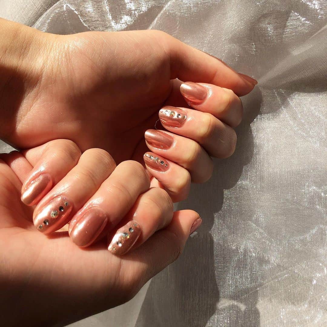 川上礼奈のインスタグラム：「. new nail💅♡ 今回はピンクのミラーネイル♡ 担当してくれてる  @chipieee_nail_yuuki さんが やってて可愛すぎて同じにしてもらったよ〜🥰 何とも言えないこのくすみピンク？感が可愛すぎて😭 @chipieee_ebisu さんいつもありがとうございます😊」