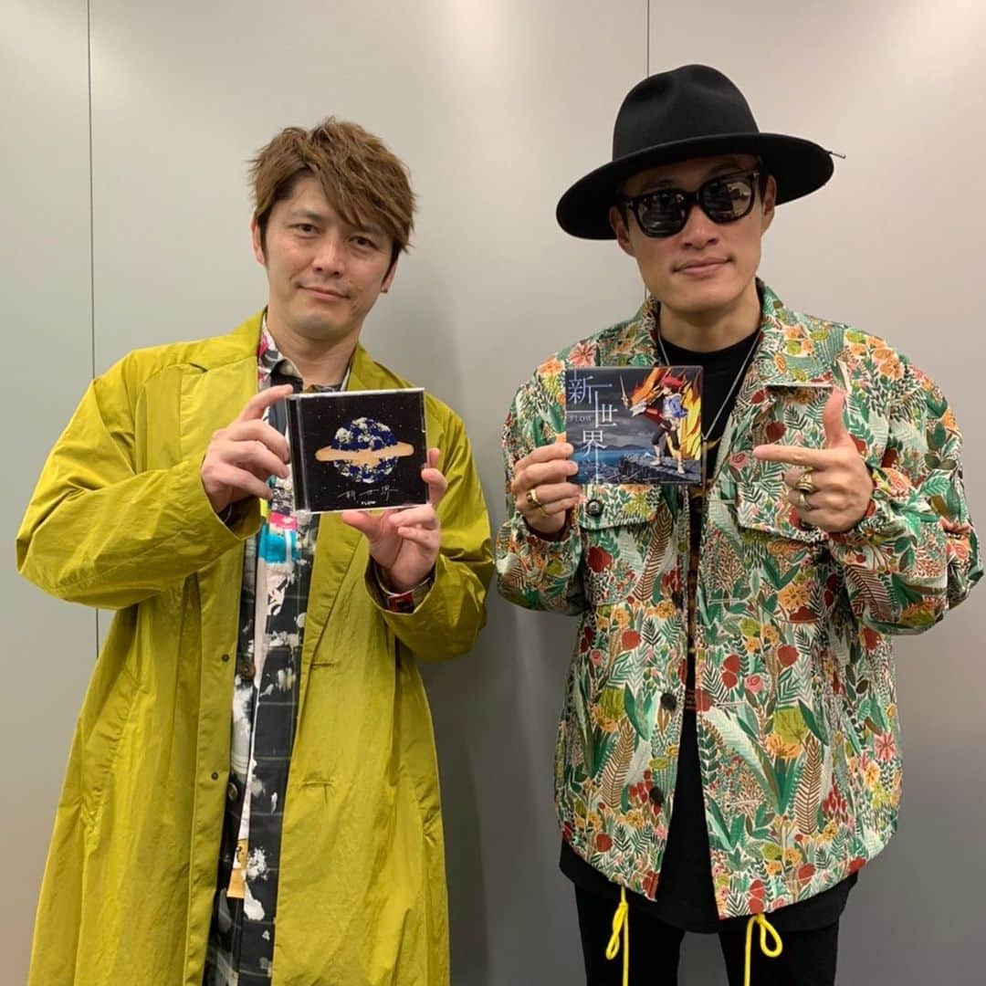 KOHSHIさんのインスタグラム写真 - (KOHSHIInstagram)「いよいよ本日、新曲 「新世界」発売日です！  今日、東京は雲ひとつない快晴！  真っ青な空を見上げながら Hello新世界♬  この2人でTVの収録をしてました。  #flow#新世界#シャドーバース」1月13日 17時41分 - kohshi_flow