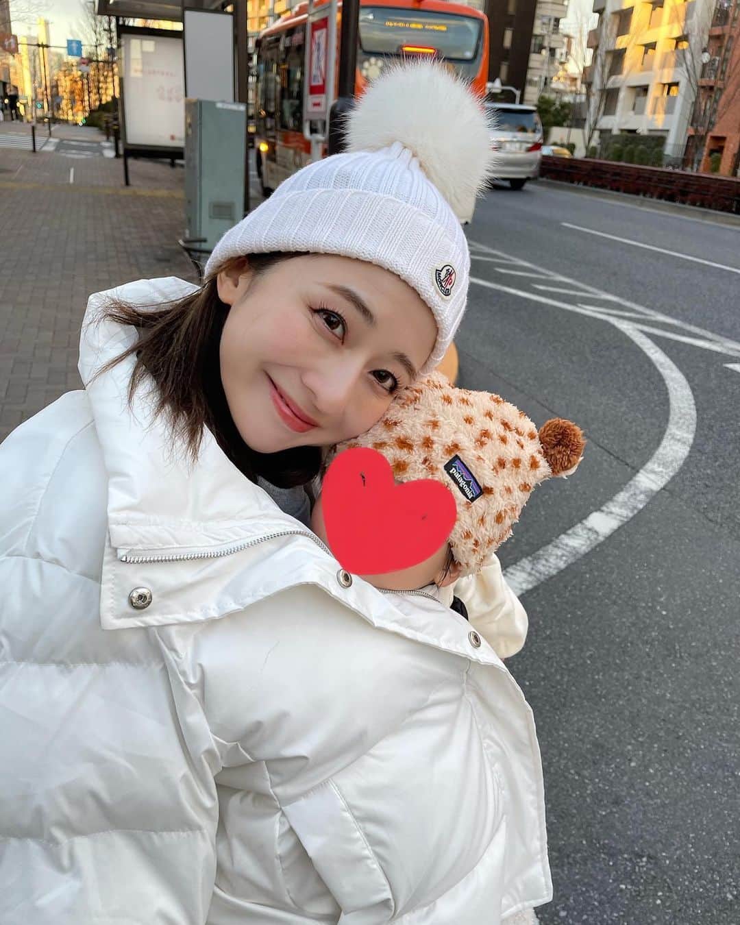 のインスタグラム：「・ いつだかのしっかりメイクの日🤍 最近おでこのシワが気になって気になって、、 ボトックス考え中です🥺 笑うと不自然になったりしないか不安🥲 産後の老化を誰か止めてー！！！笑  さっ。夜ご飯作ろう👩🏻‍🍳 明日も笑顔で健やかに過ごせますように😊🤍 #きょうのわたちたち👩‍👧 #防寒🧶の巻」