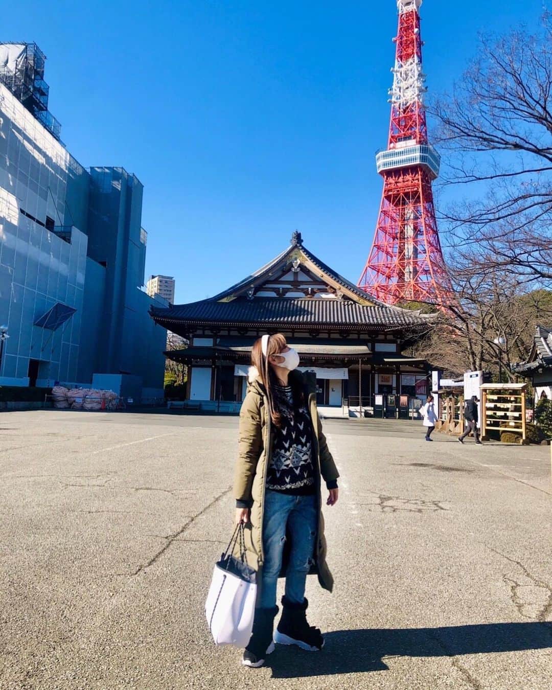 のインスタグラム：「年明け毎年お参りに行ってる 増上寺さんへ、今朝行ってきました✨✨ 干支のお守り #起き上がりこぼし も買いましたよ。東京に来てからだから、やっと半分揃いました！ あとは、勝運にバイクのお守り、節分の福豆も🧿 青空でとても気持ちが良かったです。 #増上寺 #パワースポット #勝運お守り #この1年も頑張る  #早くコロナが終息しますように」