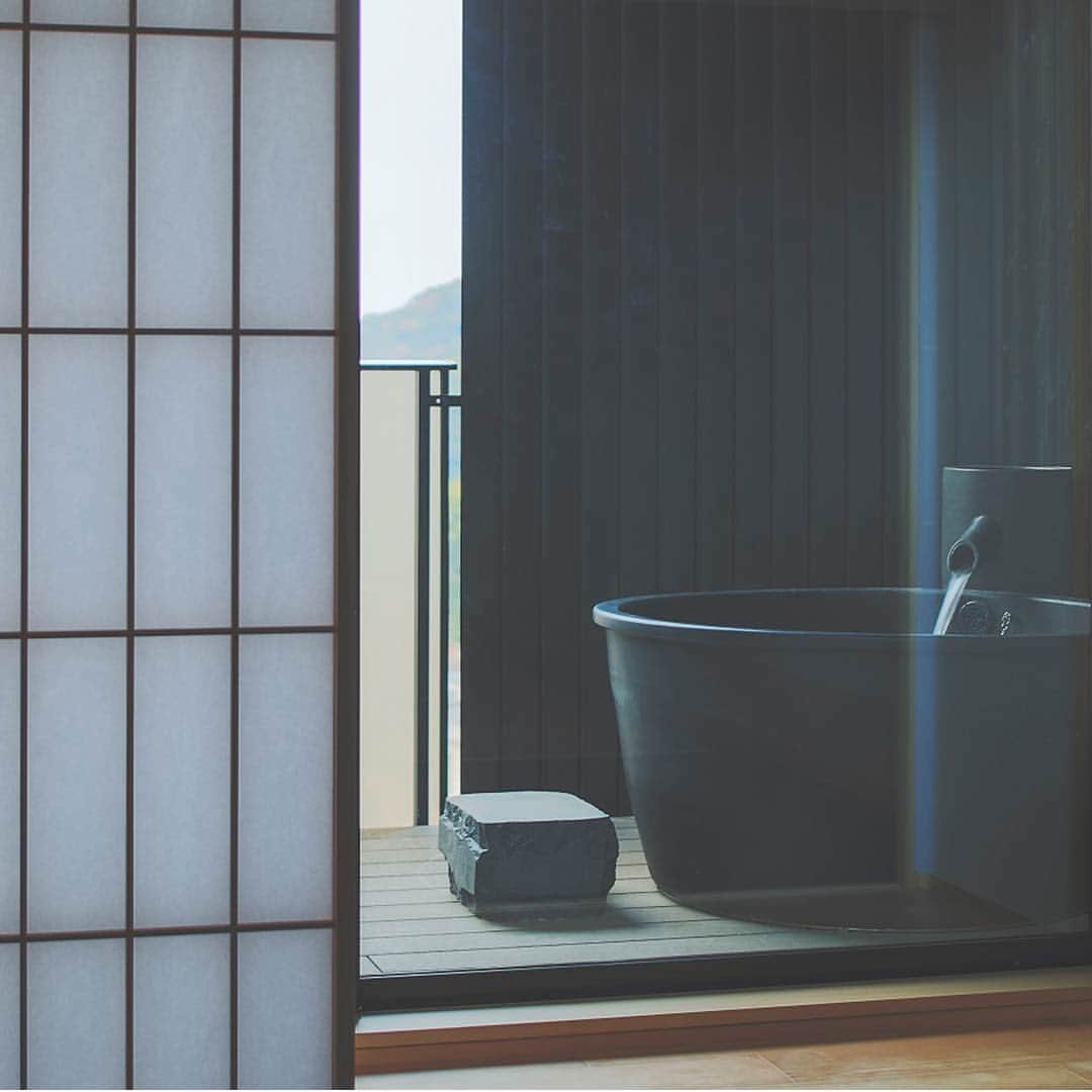 楽天トラベル さんのインスタグラム写真 - (楽天トラベル Instagram)「こんにちは😊 今日はすべてのお部屋で温泉が堪能できる熱海の奥座敷宿をご紹介します♨️ ーーーーーーーーーーーーーー 🏨 ＳＯＫＩ ＡＴＡＭＩ（そき あたみ） 📍静岡県熱海市 ーーーーーーーーーーーーーー SOKIは「素の器」を意味。 季節を感じ、⼟地を味わい、素材を嗜む。 あるがままの⾃分と向き合い、無為⾃然に過ごす宿。 都会の喧騒から離れ、緑に囲まれた海を一望できる奥座敷にある宿で飾らずにあるがままに過ごす時を。 ーーーーーーーーーーーーーー ◆静岡県熱海市小嵐町4-36 ◆熱海駅より車で約10分 ◆総部屋数 54室  ーーーーーーーーーーーーーー こちらのタグで素敵な宿の情報発信中💓 エリア別にチェックしてみてね🔎 #楽天トラベルの宿_関東 ーーーーーーーーーーーーーー  #楽天トラベル #旅行好きな人と繋がりたい #旅行 #国内旅行 #旅行好き #旅行好きと繋がりたい #travel #trip #japan #大人の休日 #贅沢な時間 #記念日旅行 #ホテル #ホテル好き #ホテル巡り #温泉 #温泉旅館 #温泉旅行 #温泉宿 #熱海 #熱海温泉 #熱海旅行 #熱海旅館 #onsen #sokiatami」1月13日 17時44分 - rakutentravel