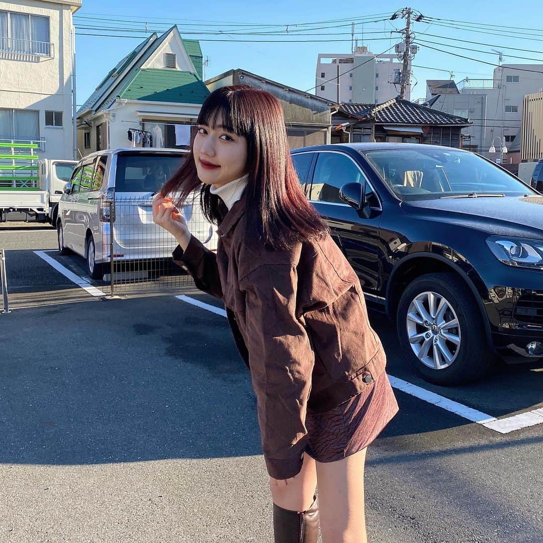 河崎みーなのインスタグラム：「久しぶりに髪色かえた♥️ @eclat_yusuketokita さんに赤入れてもらったよ~!!!久しぶりのイメチェンどうかな💭👧🏻 . .」