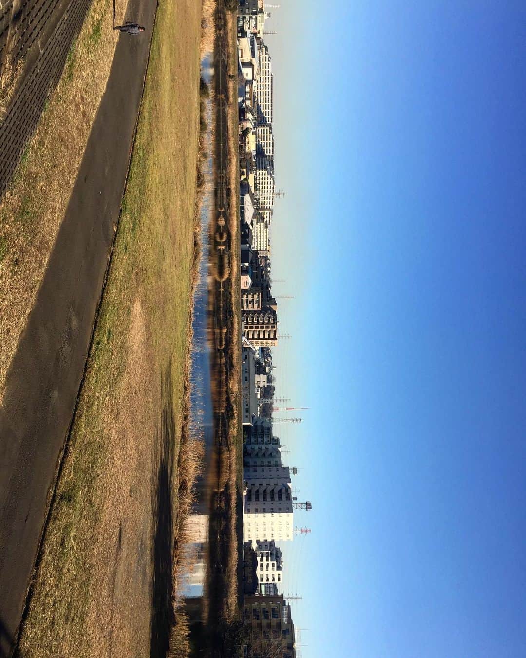 やけのはらさんのインスタグラム写真 - (やけのはらInstagram)「川を散歩した。 久しぶりにクタクタになるまで歩いて良い日でした。  #散歩 #川」1月13日 17時50分 - yakenohara_taro