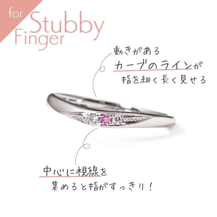 ゼクシィさんのインスタグラム写真 - (ゼクシィInstagram)「【指が太い！私に似合う【結婚指輪💍】を教えて！】 . 指が太い場合、どんな結婚指輪を選ぶのが正解？ 長くて太い指､短くて太い指の2タイプに分け､ どんな結婚指輪が似合うのか、ご紹介します✨ . 長くて太い指☝️に合う結婚指輪は… 幅が太めでボリュームのある指輪！（写真1） . 長くて太い指＝存在感があってかっこいい手。 そんな手には幅の広い指輪がお似合い🌟 個性的なデザインも着けこなせる手と言えます。 . 例えば… 程よい幅と曲線がエレガントなコンビリング（写真3） クールなプラチナと温かなピンクゴールドで、 華やかさを醸し出す個性的なデザイン。 . 例えば… 双子ダイヤモンドが輝く優美なデザイン（写真4） ふたりが手を取り合う様子がイメージされていて 緩いカーブとボリューム感が長く太い指にフィット。 . 短くて太い指👆に合う「結婚指輪」は… ウエーブやV字ラインで細見えする指輪！（写真5） 短くて太い指＝ふっくら女性らしくかわいらしい手。 そんな手にはフェミニンな指輪が似合います🌹 ウエーブやV字ラインは､視覚効果で指がほっそり！ . 例えば… ピンクダイヤで視線を引きつけすっきりと（写真6） 緩やかなカーブが指をほっそりエレガントに見せる。 斜めにあしらったメレダイヤモンドも効果的。 . 例えば… ダイヤモンドの華やかなV字リング（写真7） 鳥の羽をイメージした柔らかなV字ラインが 指をほっそり長く見せてくれます。 . もっと詳しく知りたい人は #ゼクシィアプリ をチェック！ 「[長太指＆短太指] “太い”が悩みの私に似合う【結婚指輪】を教えて！」 . +♥+:;;;:+♥+:;;;:+♥+:;;;:+♥+:;;;:+♥+:;;;:+♥ . プロポーズから結婚式まで素敵なお写真募集中！ . ゼクシィ公式アカウントでお写真を紹介してみませんか？ 【#ゼクシィ2021】 を付けて投稿してください♡ . +♥+:;;;:+♥+:;;;:+♥+:;;;:+♥+:;;;:+♥+:;;;:+♥ . ▼公式アプリもCHECKしてね ゼクシィアプリはURLから👀 @zexyrecruit  #ウェディングドレス#カラードレス#お色直し#ドレス迷子#ドレス探し _ #ドレス試着#ドレス試着レポ#ブライダルヘア#ブライダルヘアアクセ#ウェディングブーケ#ドライフラワー#ウェディングフォト#卒花レポ#くすみカラードレス _ #全国のプレ花嫁さんと繋がりたい#日本中のプレ花嫁さんと繋がりたい#ブライズメイドドレス#ブライズメイド#フォトウェディング#tg花嫁#アーフェリーク白金#2020冬婚#2020秋婚#2021夏婚 _ #2021春婚#ゼクシィ#ちーむゼクシィ#プロポーズされたらゼクシィ」1月13日 18時04分 - zexyrecruit