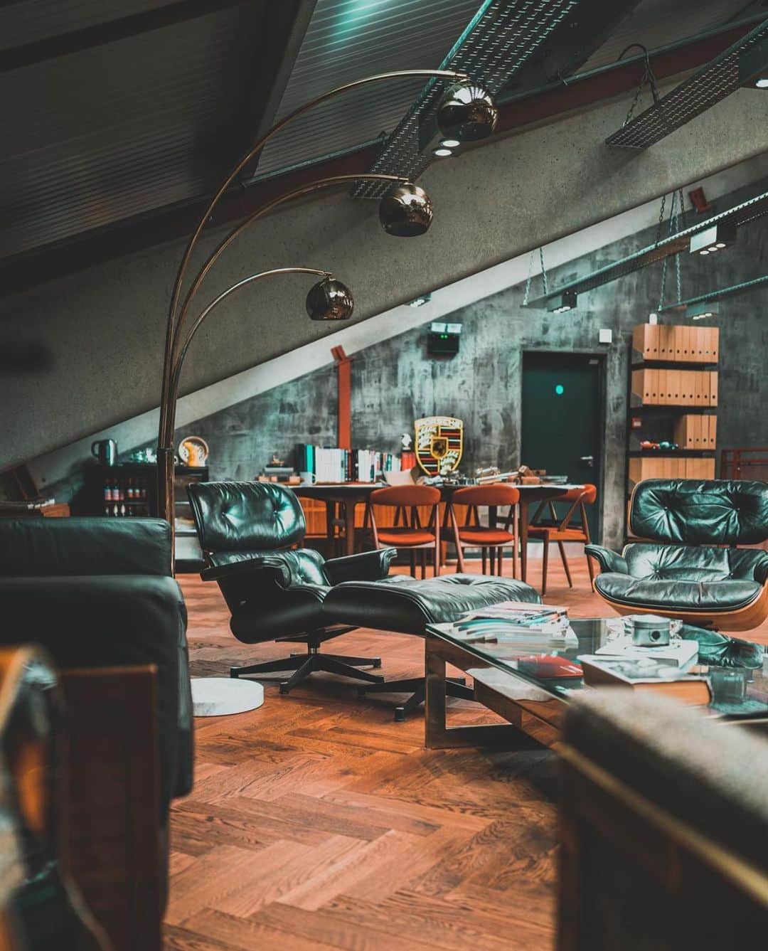 WATCHMANIAのインスタグラム：「Daydreaming. #mancave   @blackbettyandco 📸」