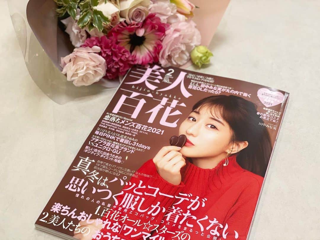 Chihiroのインスタグラム：「【美人百花　専属読者モデルになりました】 美人百花2月号が発売されましたね💐 2月号より美人百花専属読者モデル　 flowers2期生として活動しております！  以前より拝読していた雑誌でしたので、決まった時は本当に嬉しかったです🥺💓  また「未知の知を知り、道を切り開く」 ということを、新卒の就職活動の頃から働き方の軸として話してきました。 起業した今でもそれは変わっておらず、どんどん新しいことにチャレンジをして、自分の可能性や新たな出会い、そして新たな知を広げていきたいと思います。  イメージコンサルタントとしても、美人百花を通して沢山の方のためになるような情報を発信できたらなと思っております。 誰かの一歩踏み出すきっかけになれたらいいな🥰  美人百花は毎月12日に発売です💓  flowersとして大きく取り上げていただいた2月号ですが、皆と一緒の撮影日に参加できなかったり、撮影の日はアレルギーで顔が腫れたりと踏んだり蹴ったりのスタートでした😂 でもこれも人生😂 1年後にはより綺麗に可愛く雑誌に載れるよう研究します！🙈  あたたかく見守っていただけますと嬉しいです🙇‍♀️💓  #美人百花  #美人百花flowers  #美人百花flowers2期生  #イメージコンサルタント  #イメージコンサルタント東京 #パーソナルカラー診断 #パーソナルカラー診断東京 #骨格診断 #メイクレッスン #専属読者モデル #読者モデル」