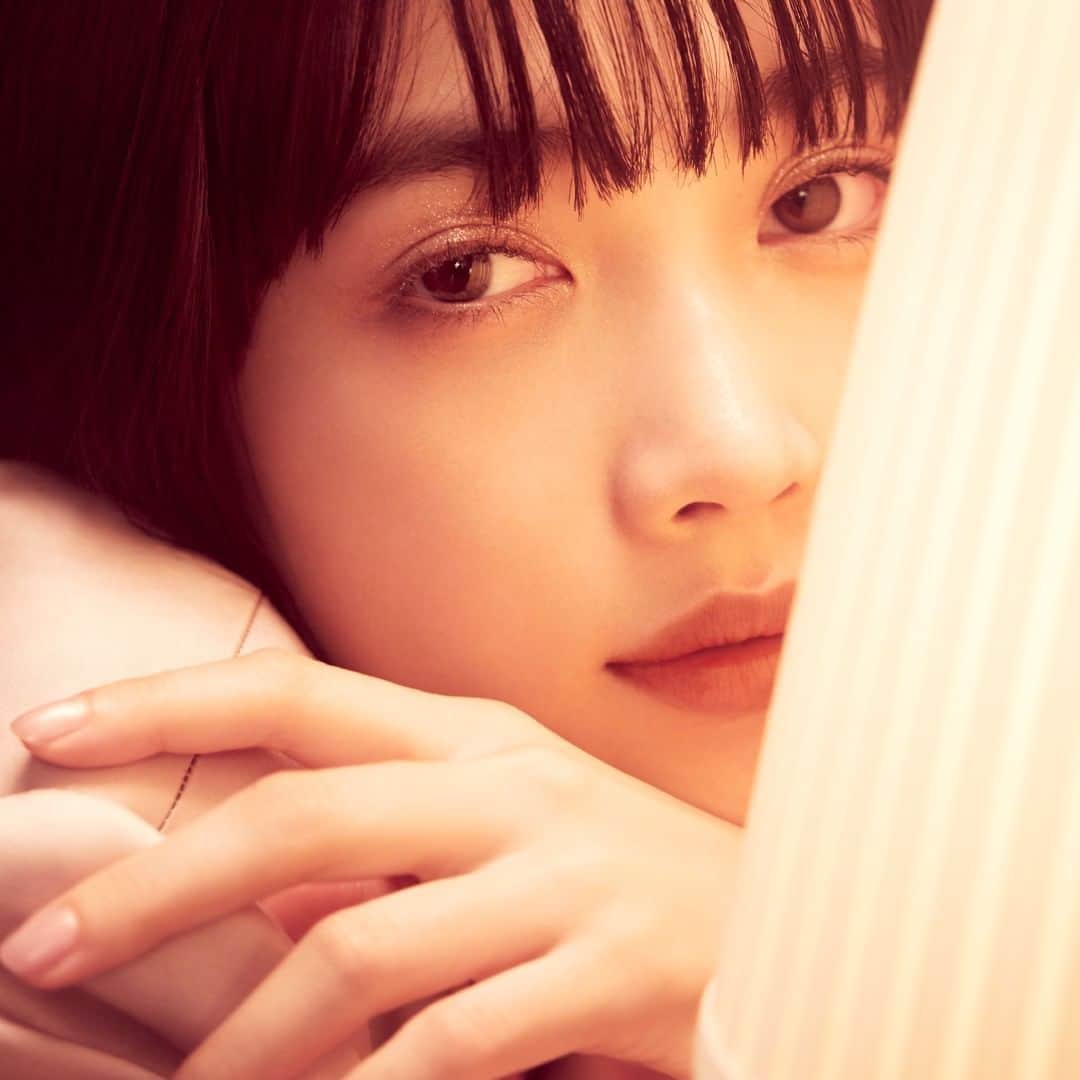 OPERA公式のインスタグラム：「甘く苦い、 恋の季節を味わうように、 まとう。 甘いダークカラーの唇  バレンタイン限定色 リップティント 203 ブラウンフィグ  1月7日（木）公式オンラインストア/PLAZA・MINiPLA先行発売 1月21日（木）全国発売  #オペラブラウンリップ #オペラリップティント #オペラシアーリップカラー #LIPTINT #SHEERLIPCOLOR #リップティント #ティントリップ #リップグロス #operacosmetics」